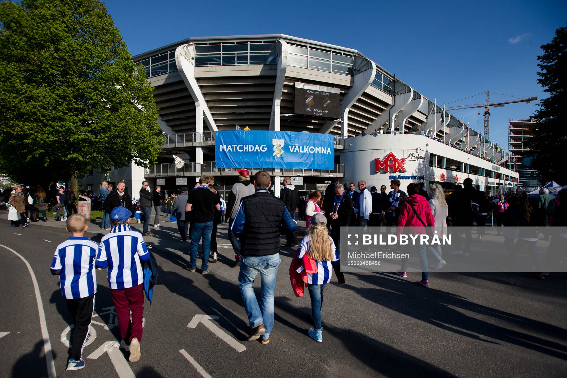 Publiken strömmar till mot Gamla Ullevi innan