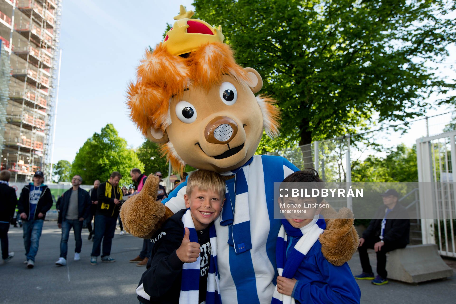 IFK Göteborgs maskot ihop med två supportrar innan