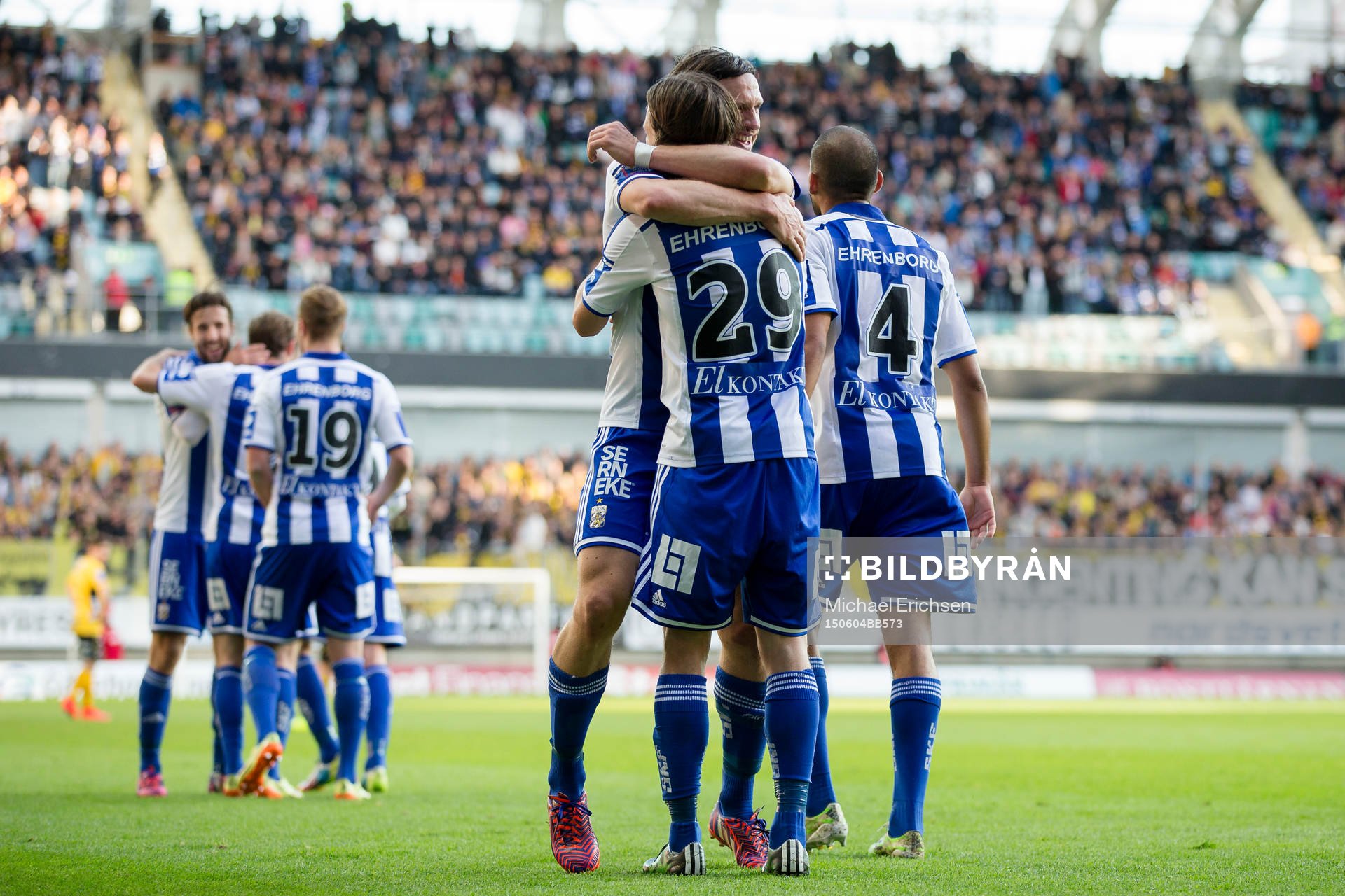 IFK Göteborgs Gustav Svensson jublar ihop med 1-0