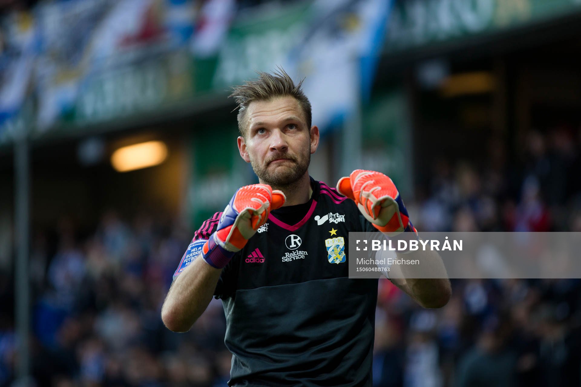 IFK Göteborgs målvakt John Alvbåge jublar