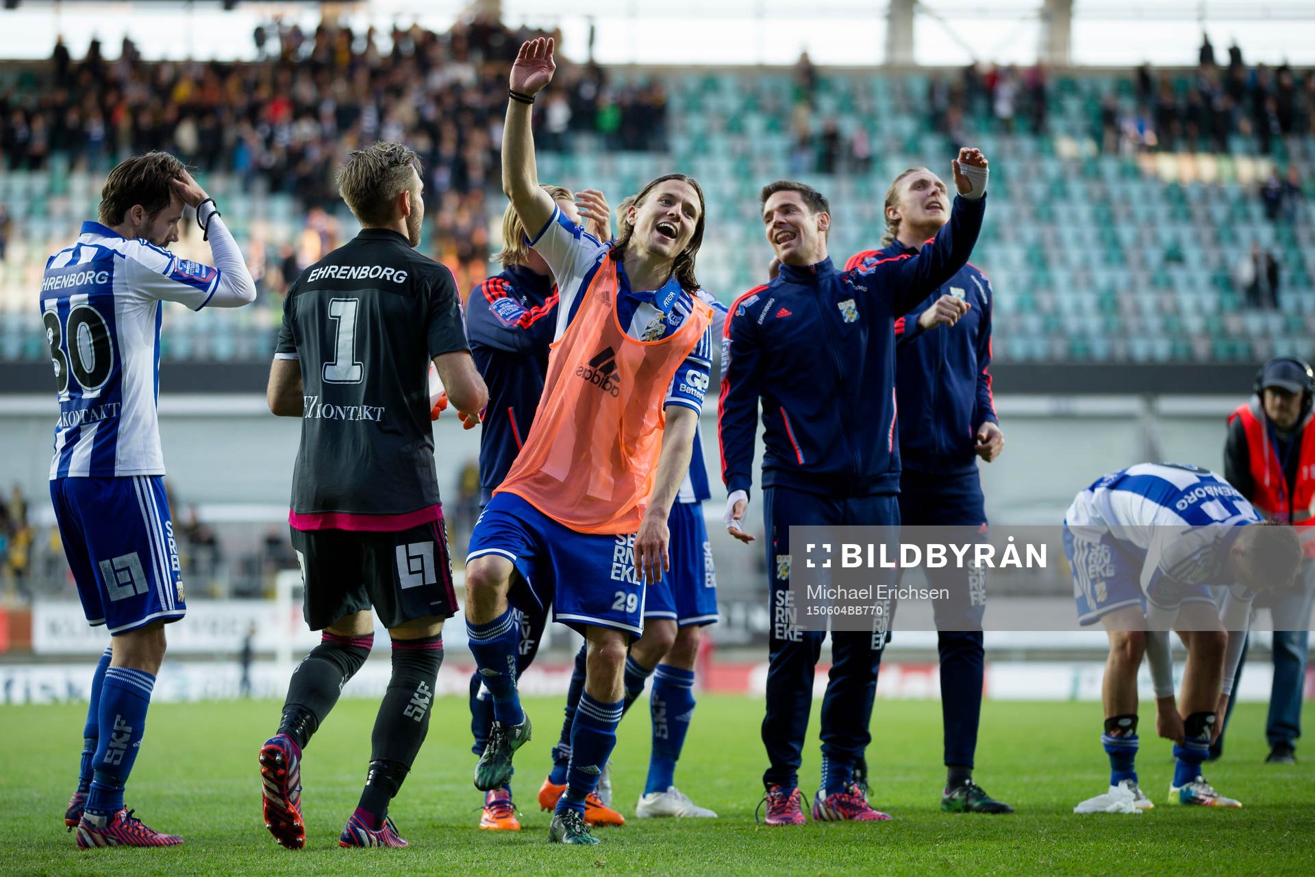 IFK Göteborgs Lasse Vibe dansar med laget