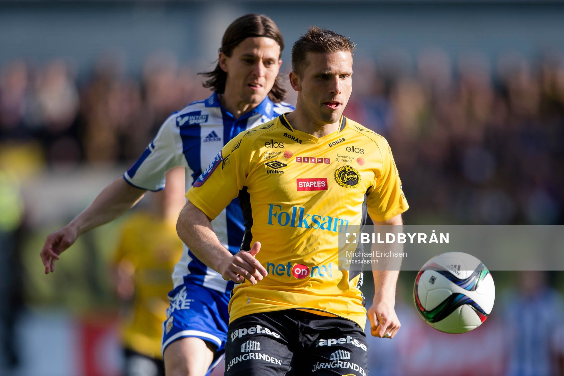 Elfsborgs Anders Svensson före IFK Göteborgs Lasse Vibe