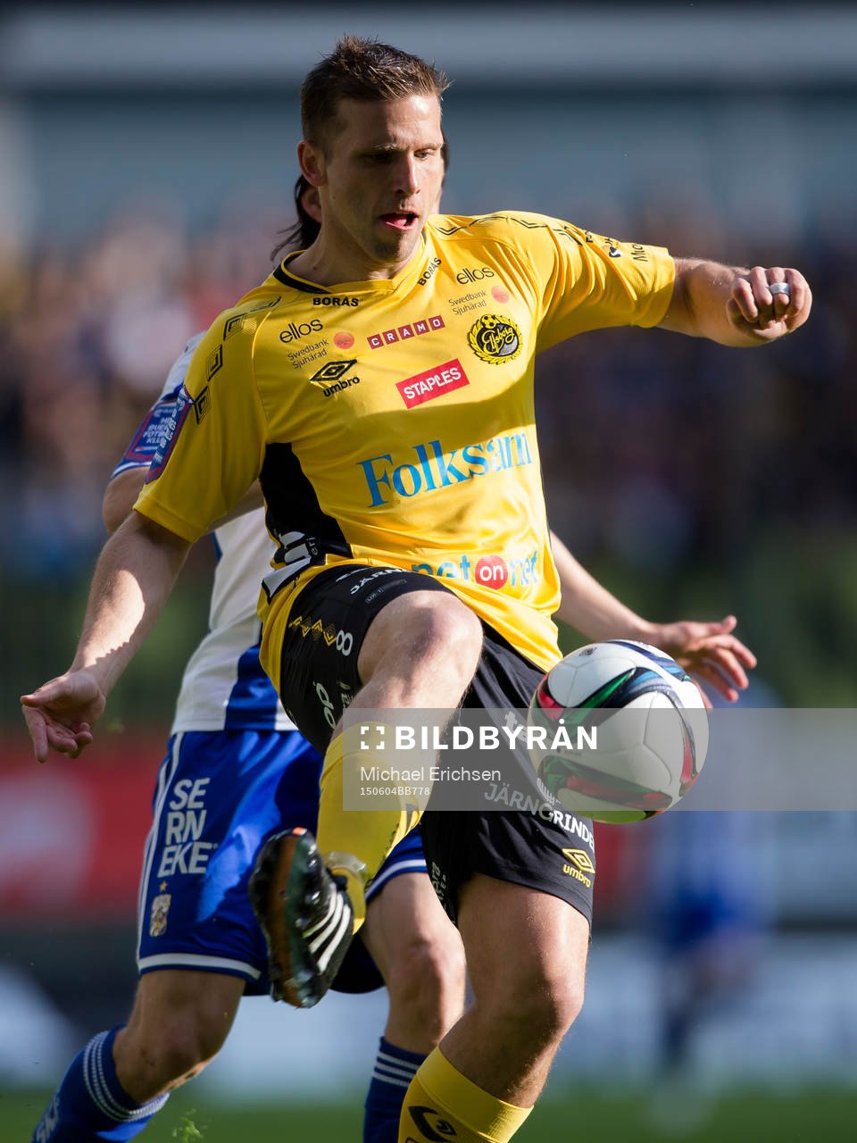 Elfsborgs Anders Svensson före IFK Göteborgs Lasse Vibe
