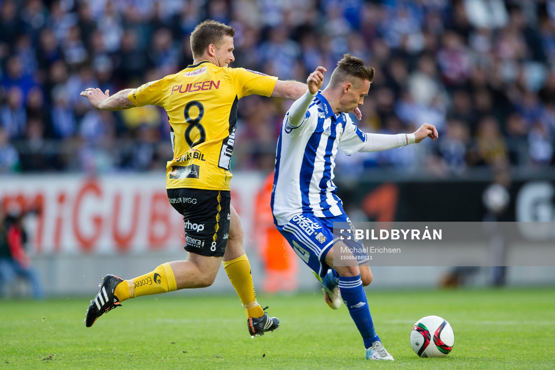 Elfsborgs Anders Svensson tacklar IFK Göteborgs Jakob