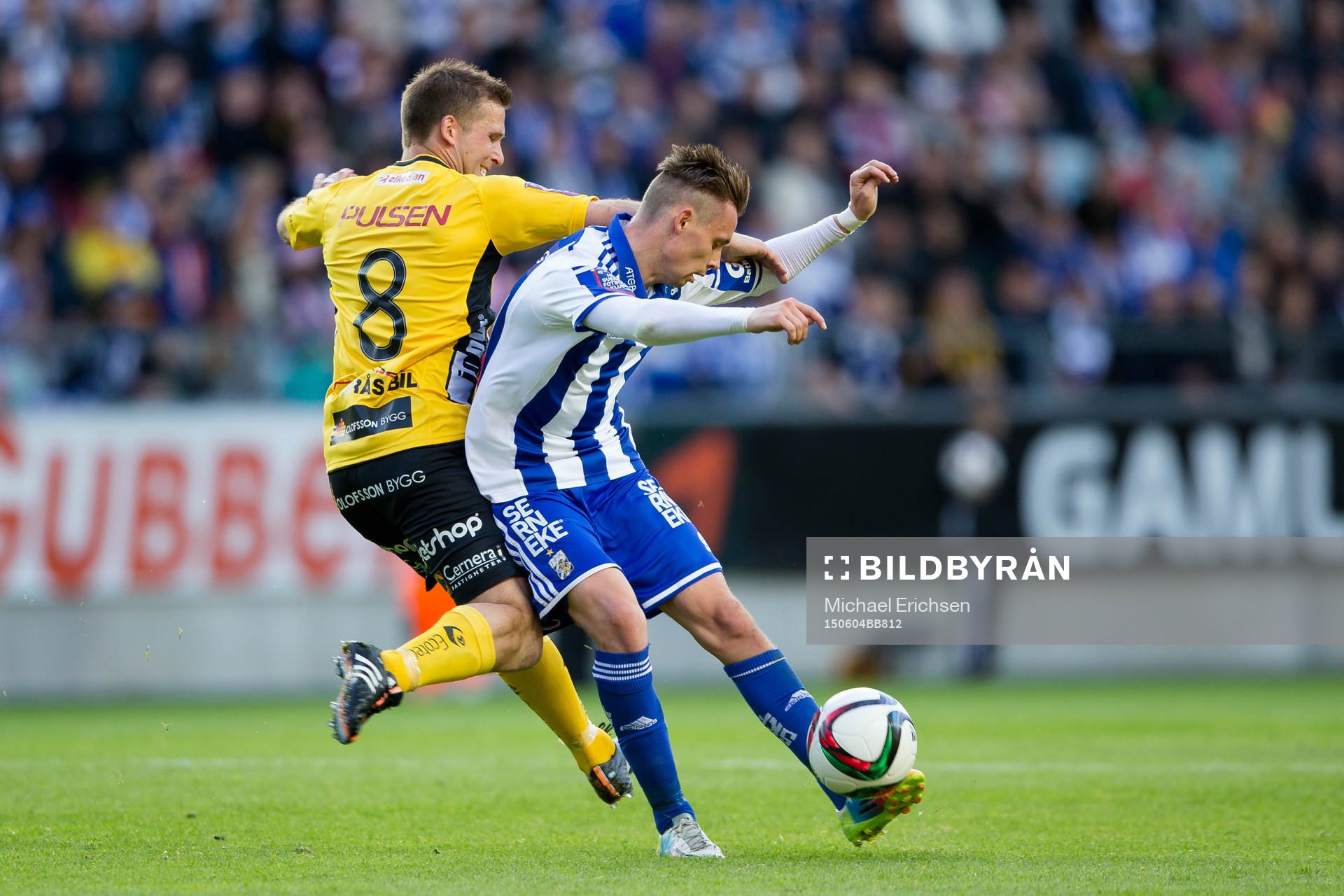 Elfsborgs Anders Svensson tacklar IFK Göteborgs Jakob