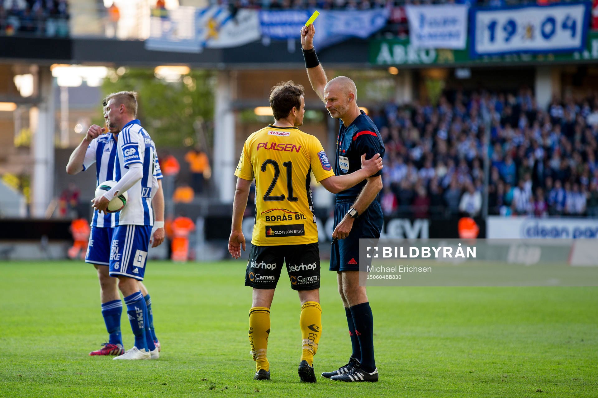 Elfsborgs Henning Hauger får ett gult kort av domare