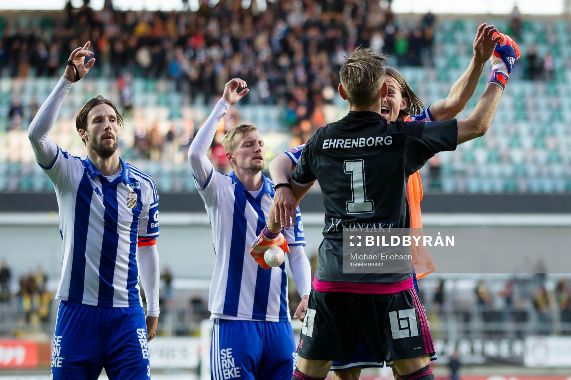 IFK Göteborgs målvakt John Alvbåge och Lasse Vibe segerdansar efter fotbollsmatchen i Allsvenskan mellan IFK Göteborg och Elfsborg den 4 juni 2015 i Göteborg.