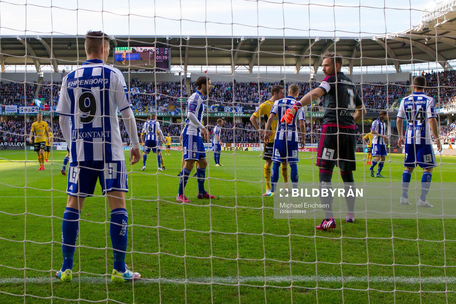 IFK Göteborgs målvakt John Alvbåge dirigerar försvaret