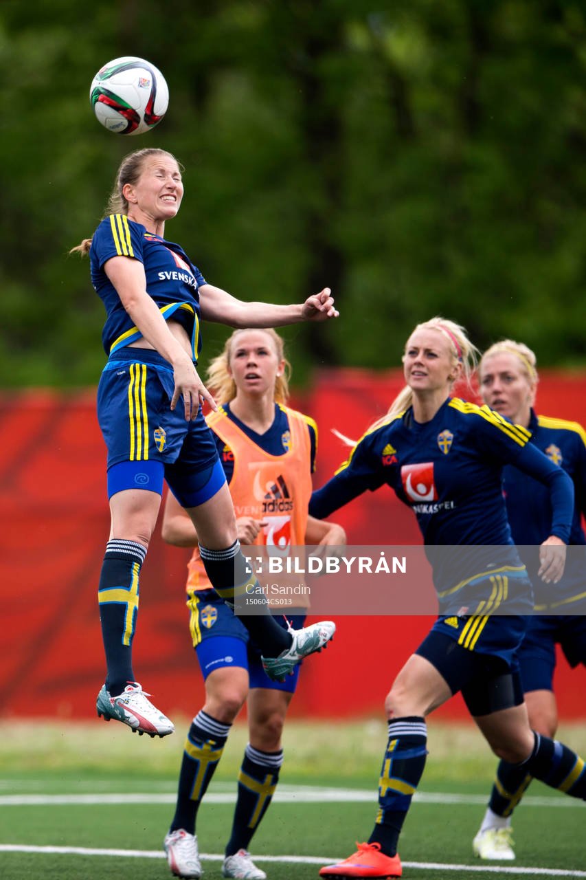 Sveriges Emma Berglund nickar en boll