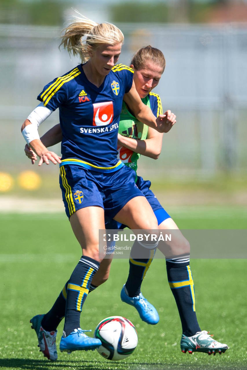 Sveriges Sofia Jakobsson i närkamp med Sveriges Emma Berglund under en träning med landslaget den 4 juni 2015 i Winnipeg.