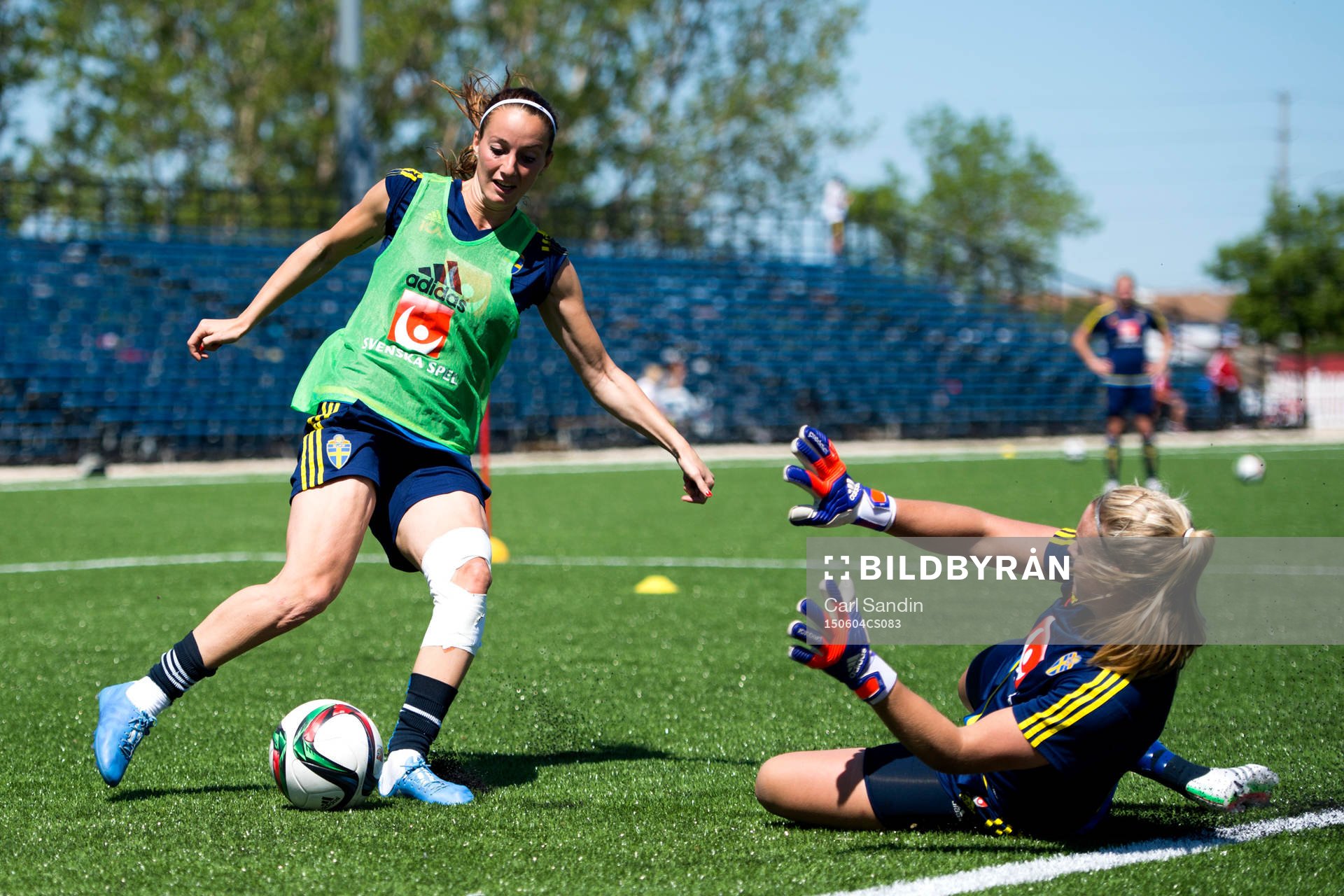 Sveriges Kosovare Asllani och målvakt Hilda Carlén