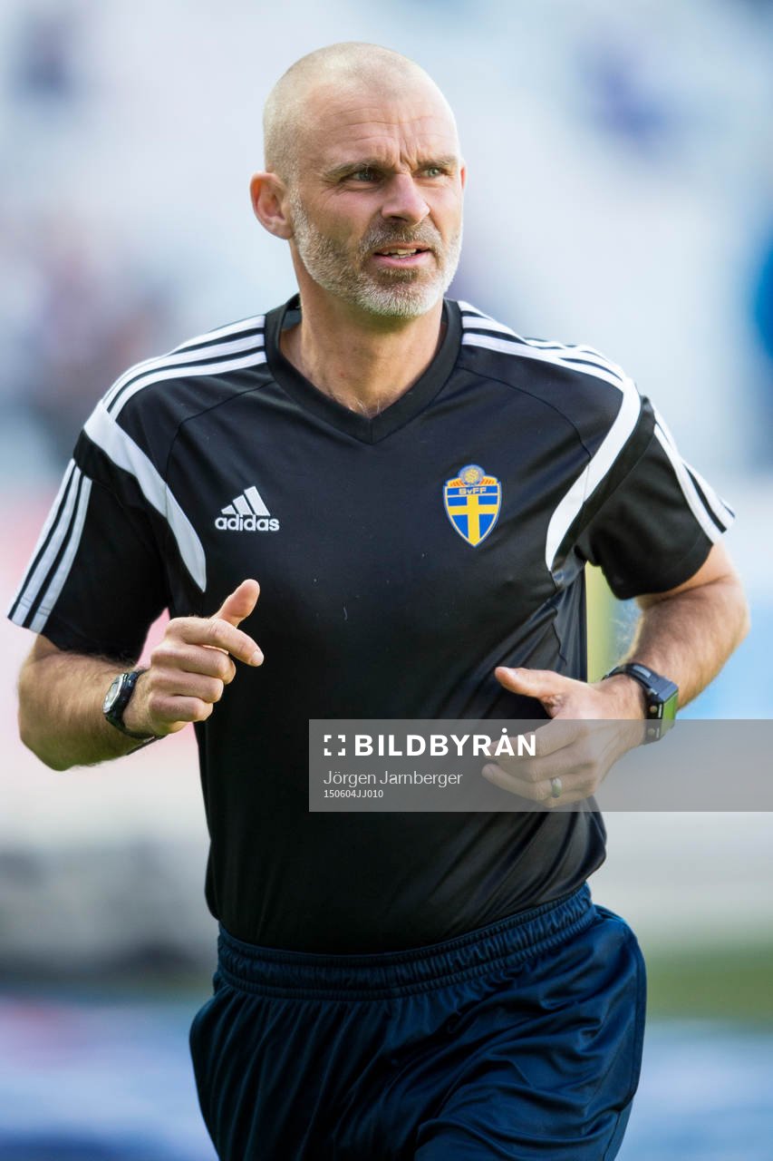 Domaren Michael Lerjéus värmer upp innan en fotbollsmatch