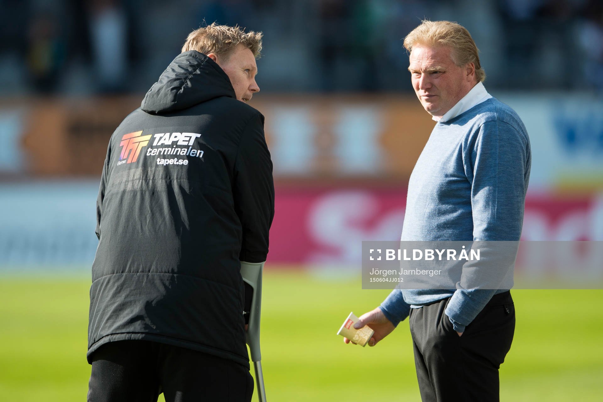 IFK Göteborgs tränare Jörgen Lennartsson pratar med Elfsborgs assisterande tränare Peter Wettergren innan en fotbollsmatch i Allsvenskan mellan IFK Göteborg och Elfsborg den 4 juni 2015 i Göteborg.