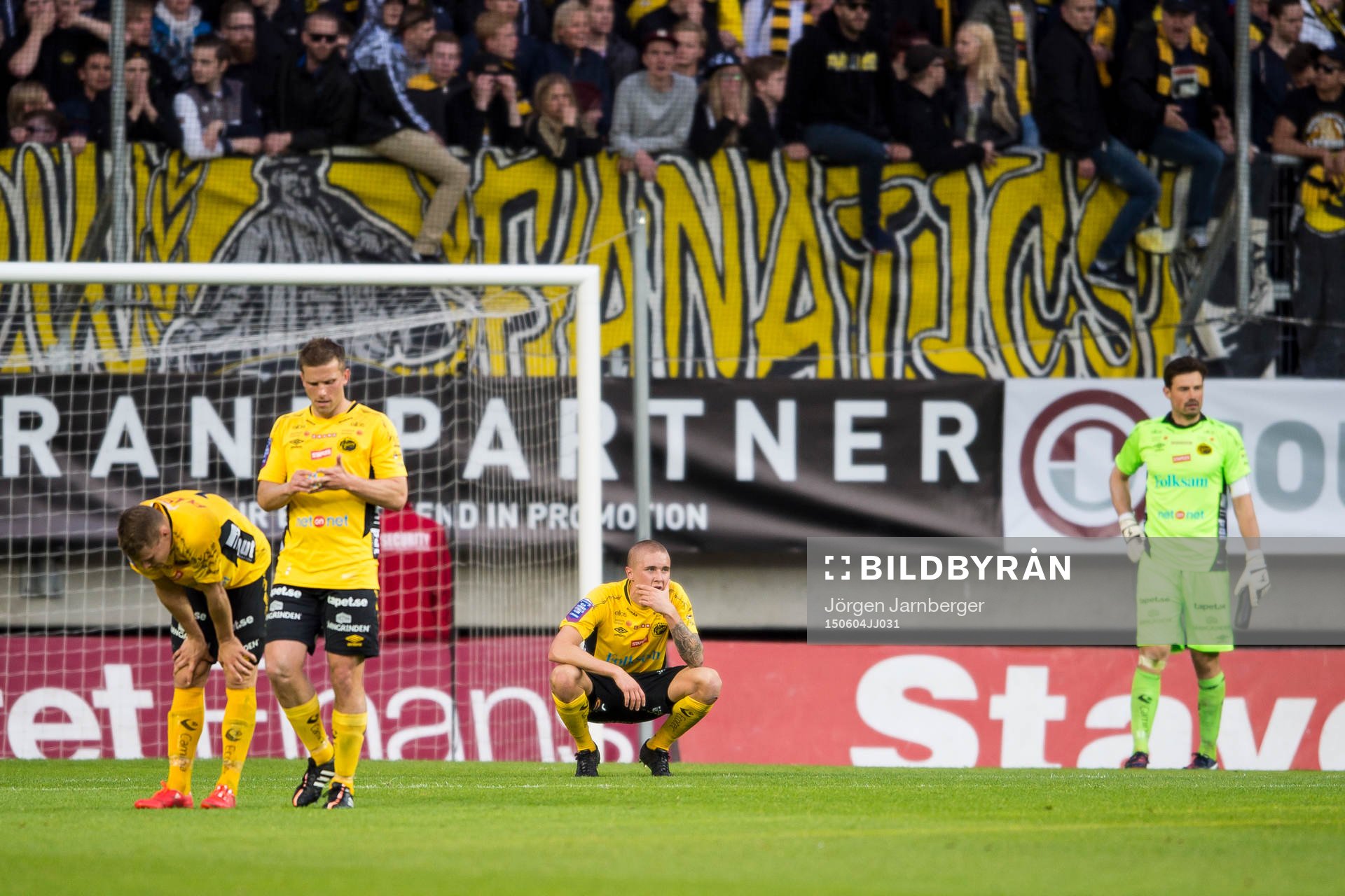 Elfsborgs Sebastian Holmén (mitt i bild) deppar