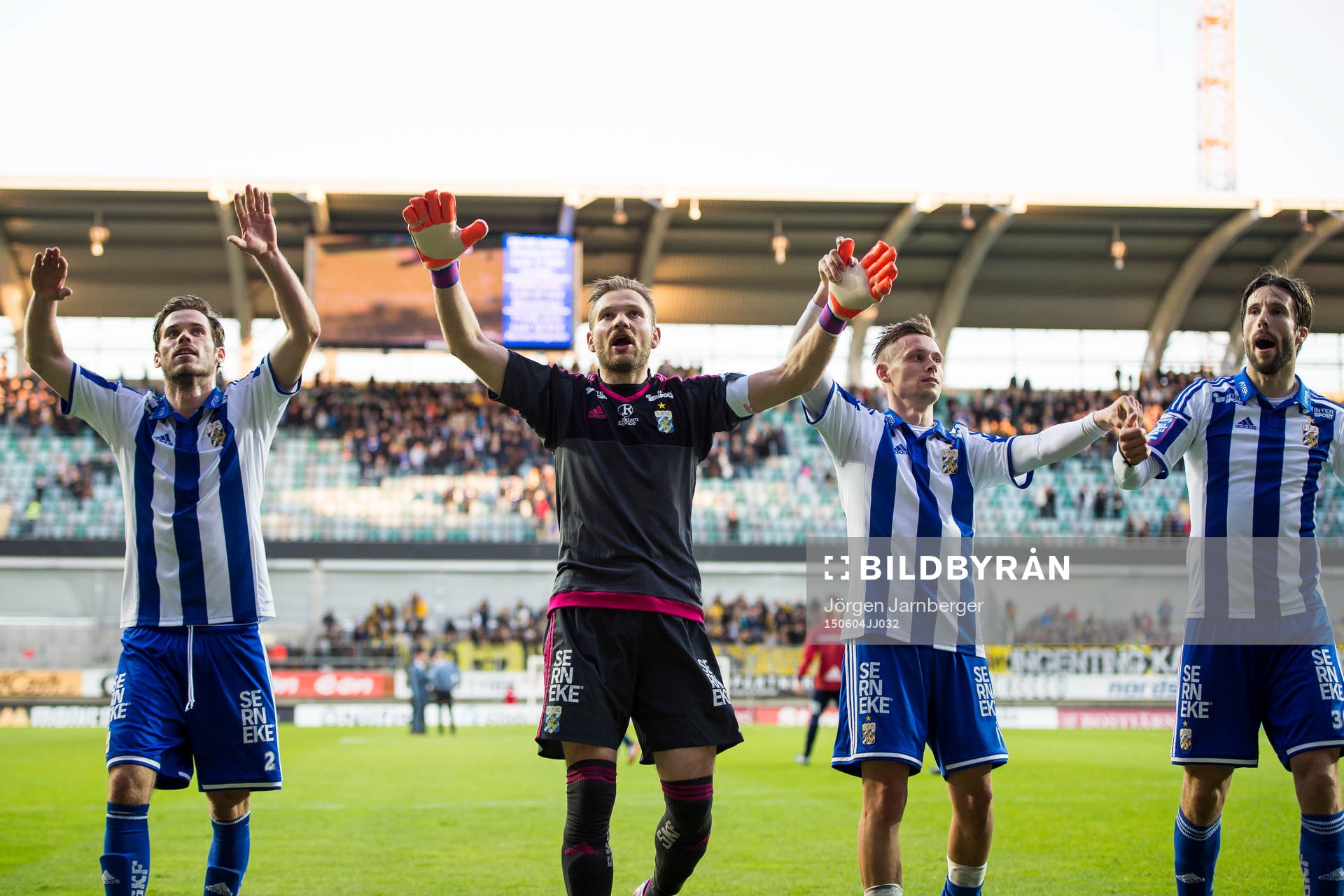 IFK Göteborgs Emil Salomonsson, målvakt John Alvbåge,