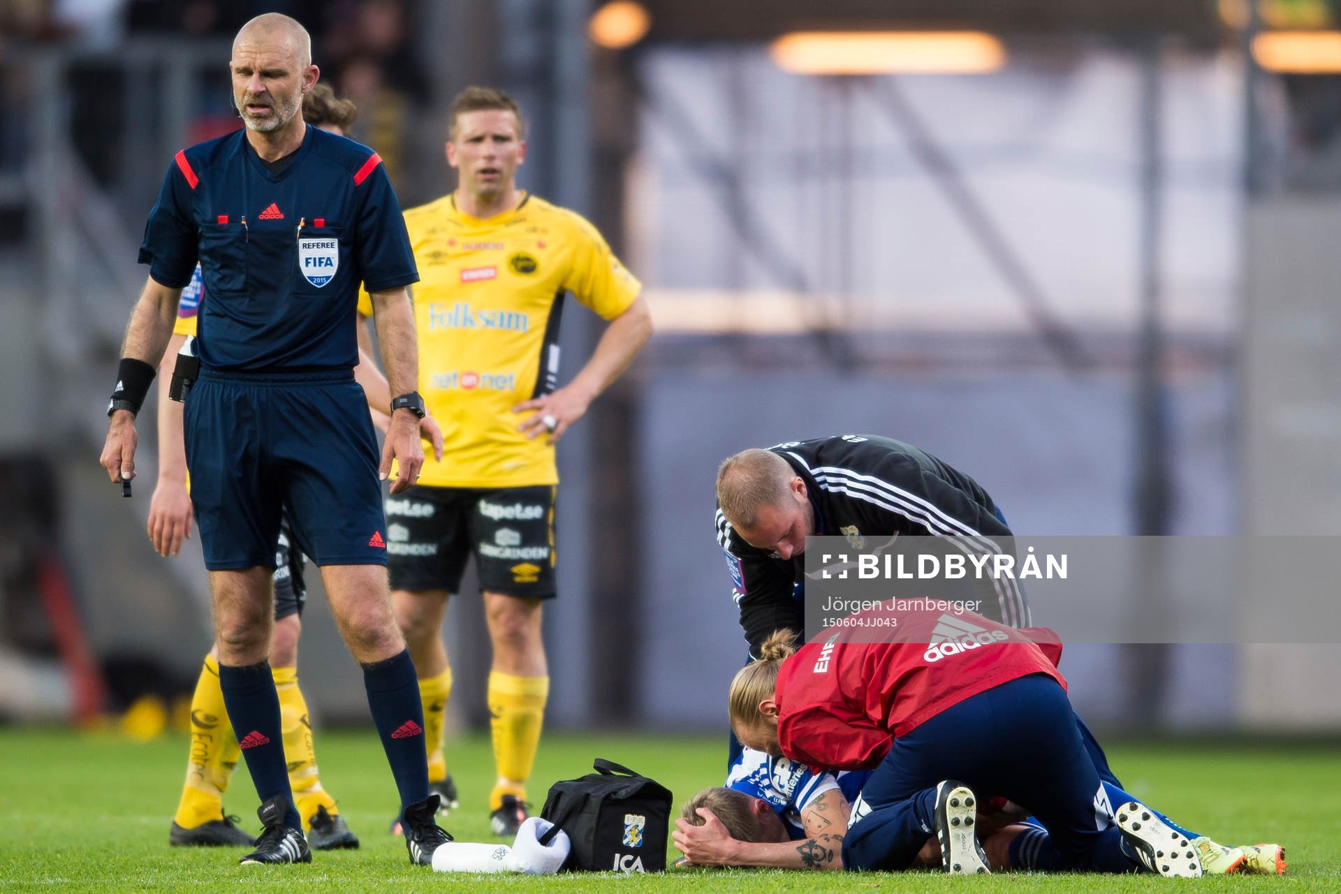 IFK Göteborgs Sören Rieks tas om hand av sjukvårdare