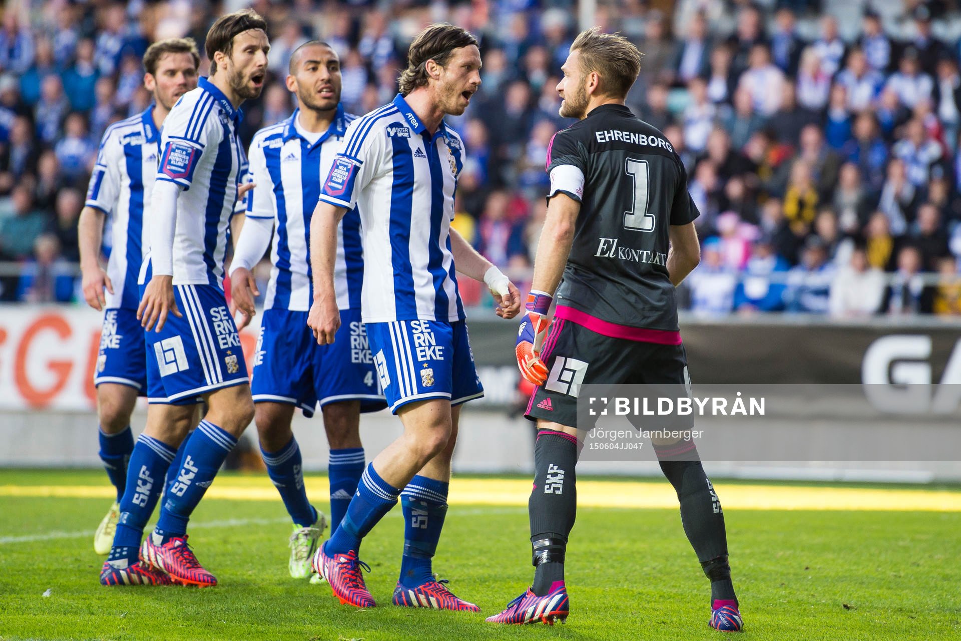 IFK Göteborgs målvakt John Alvbåge irriterad på
