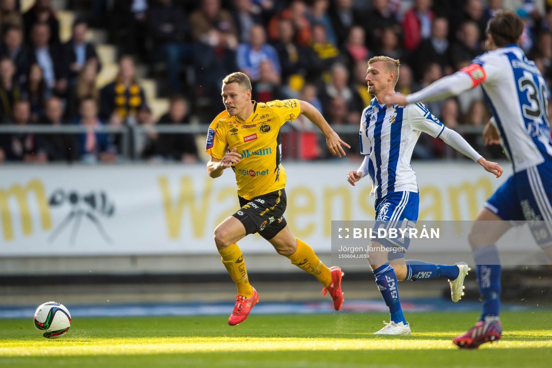 Elfsborgs Viktor Claesson jagas av IFK Göteborgs Sebastian