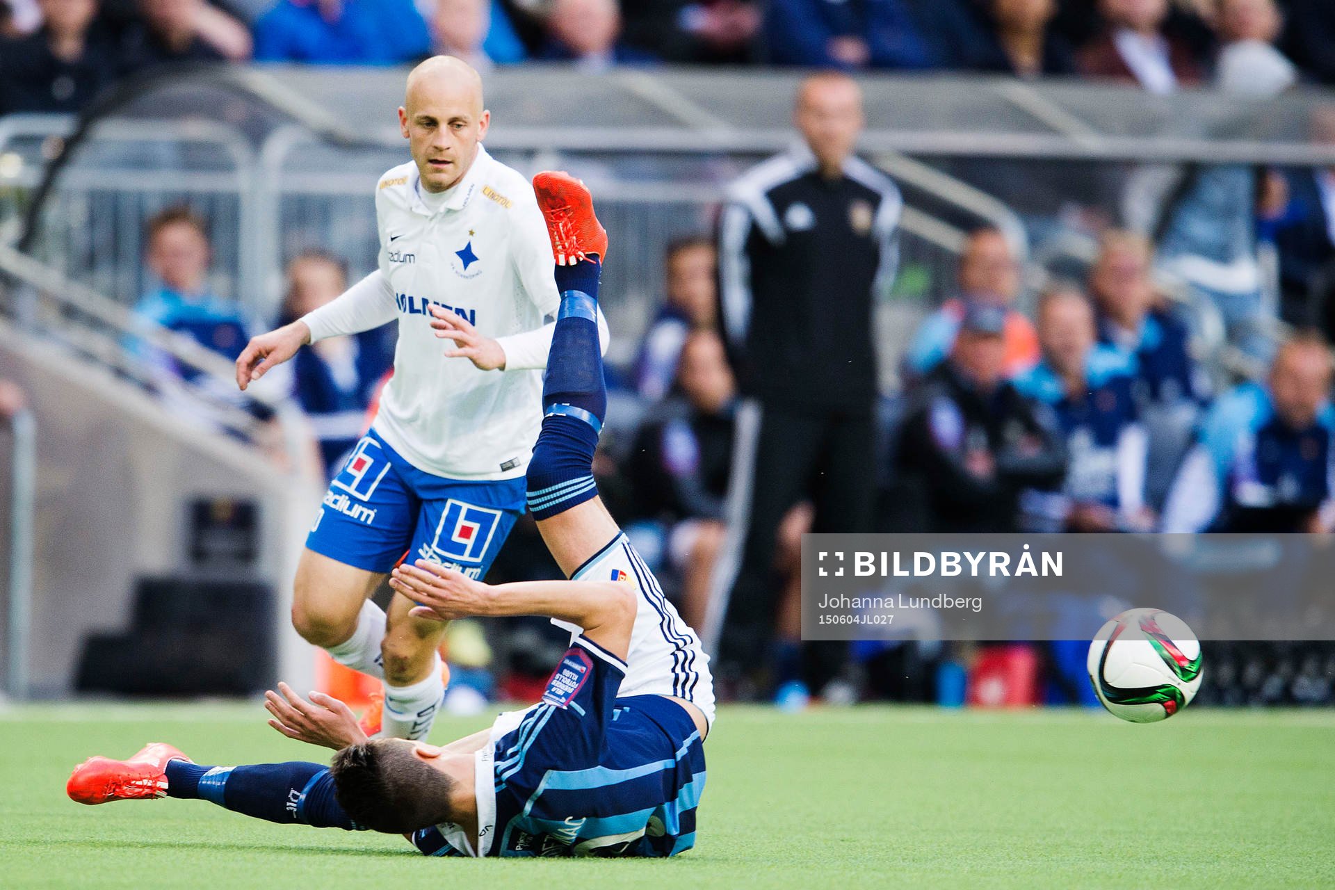 Djurgårdens Haris Radetinac faller i en duell med