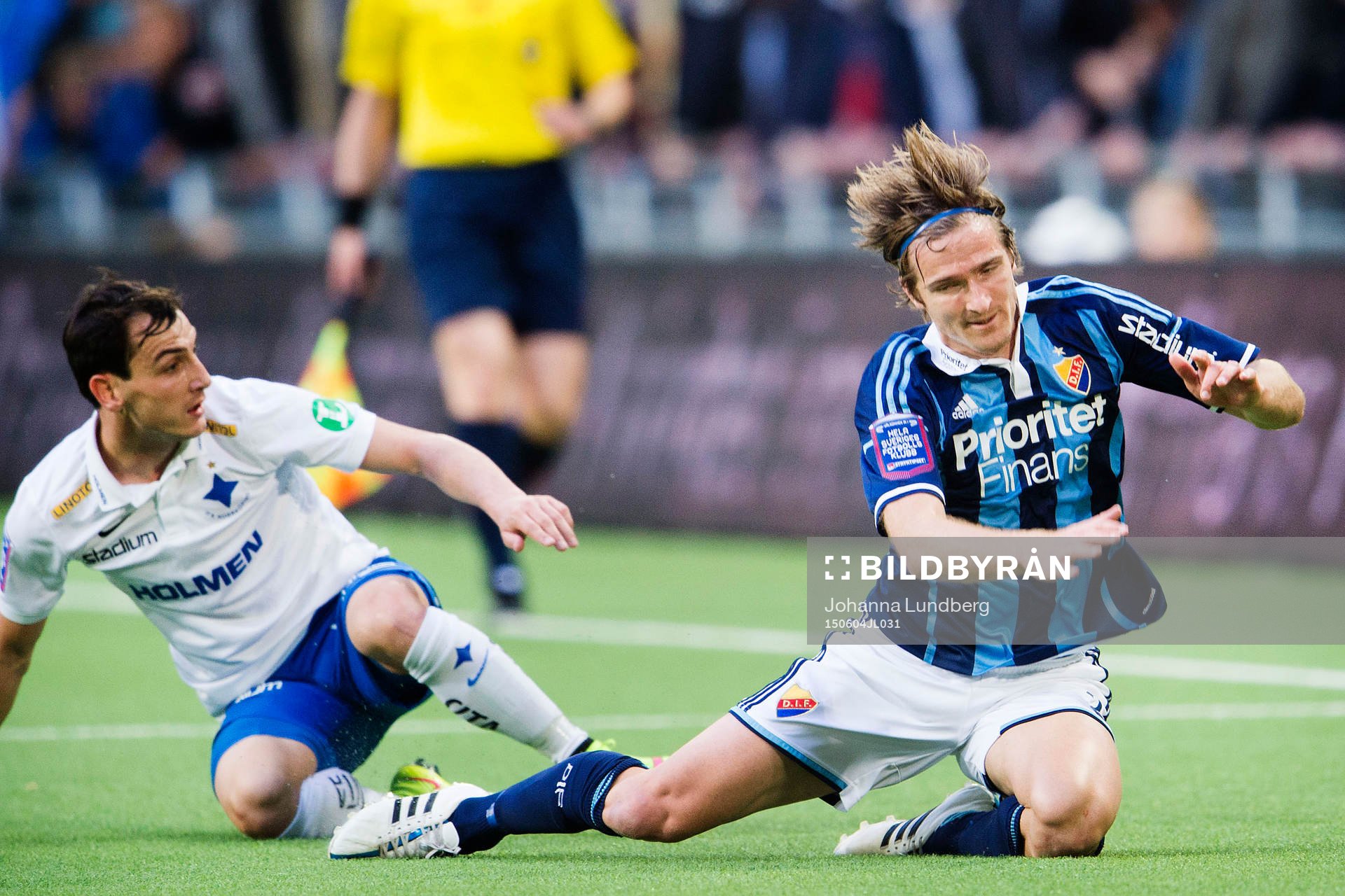 Djurgårdens Jesper Arvidsson faller i en duell med