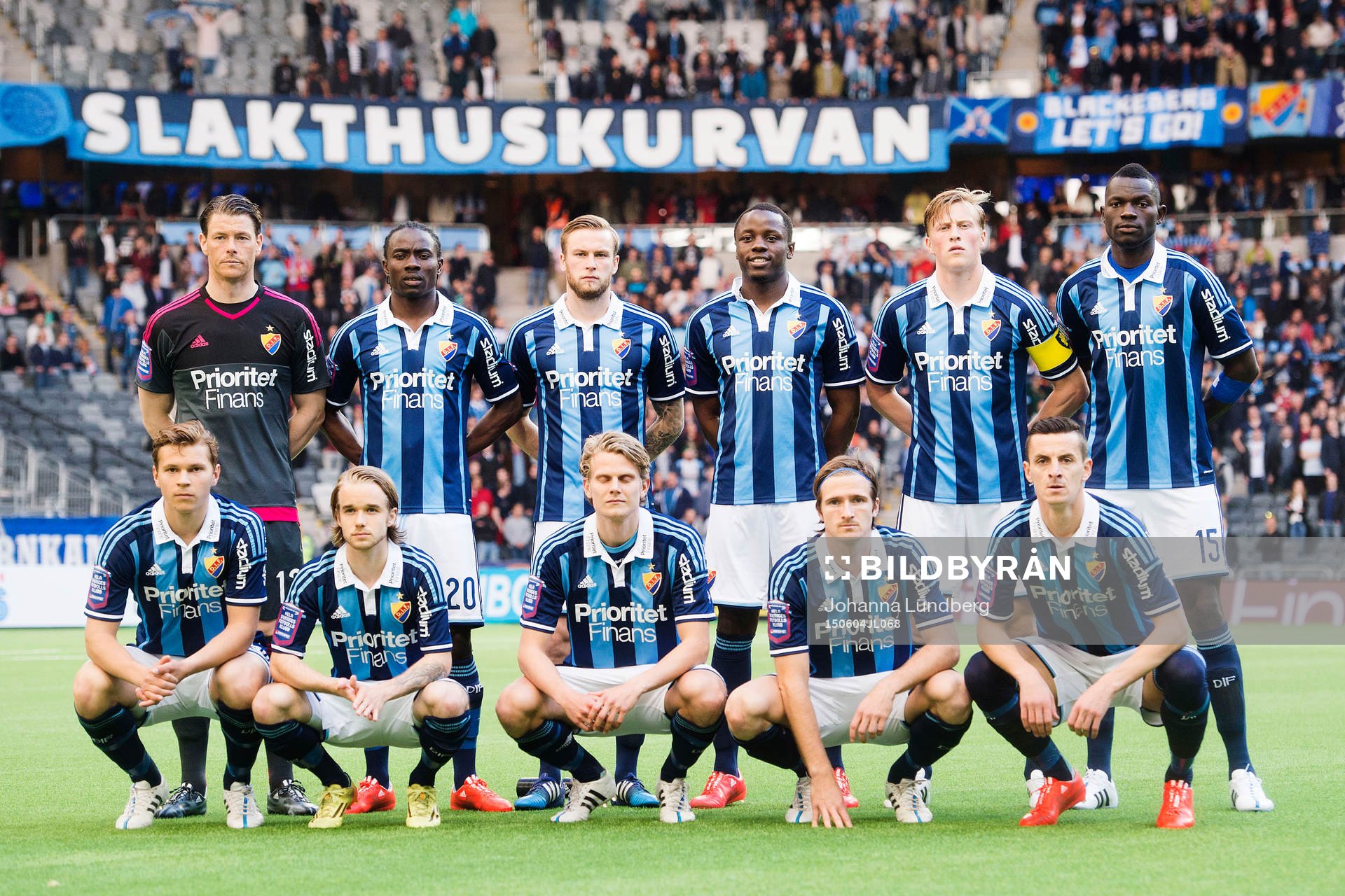 Djurgårdens spelare ställer upp för en lagbild. Övre