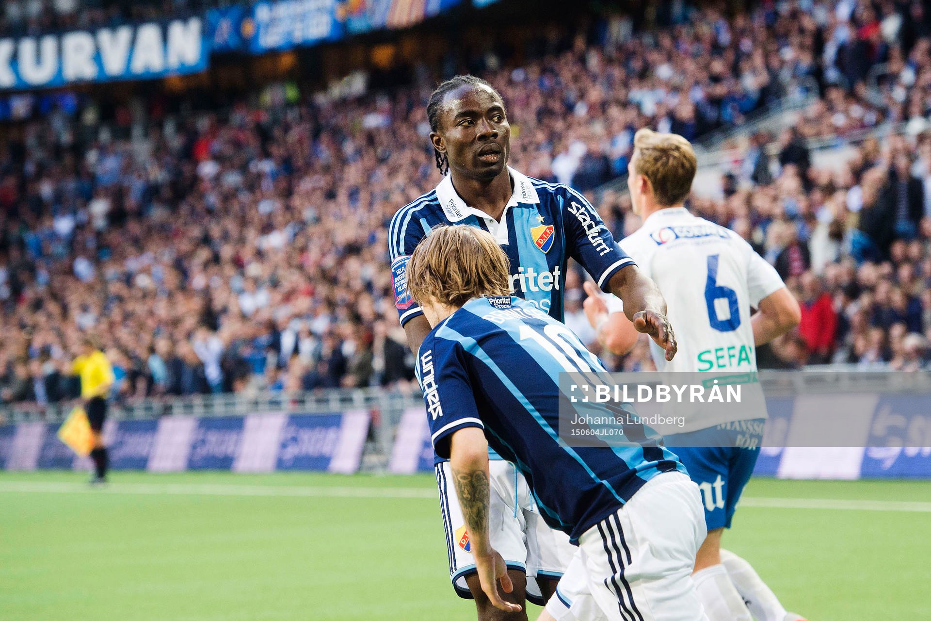 Djurgårdens Sam Johnson hjälper Daniel Berntsen upp