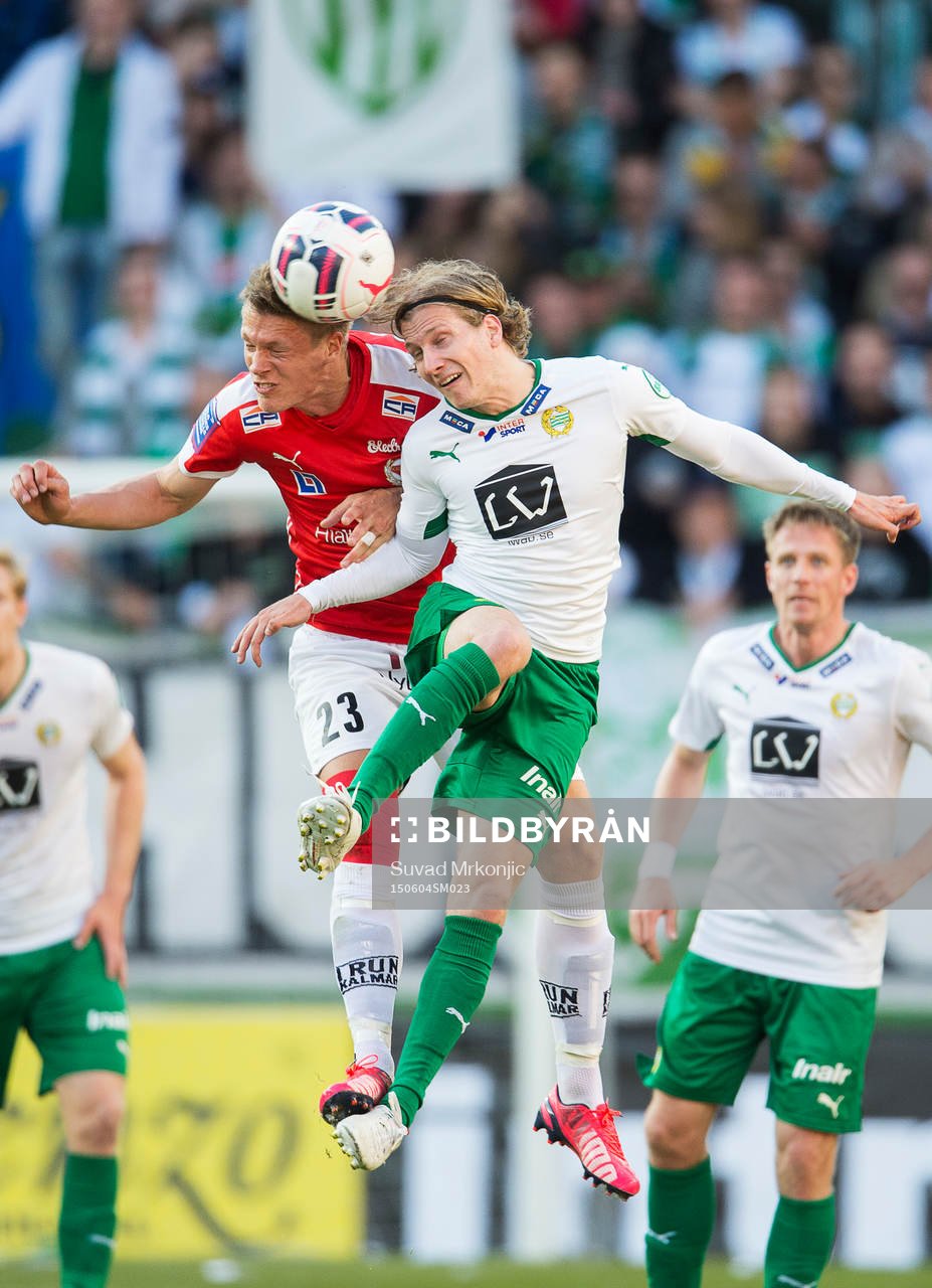 Kalmars Viktor Elm och Hammarbys Oliver Silverholt i nickduell under fotbollsmatchen i Allsvenskan mellan Kalmar och Hammarby den 4 juni 2015 i Kalmar.