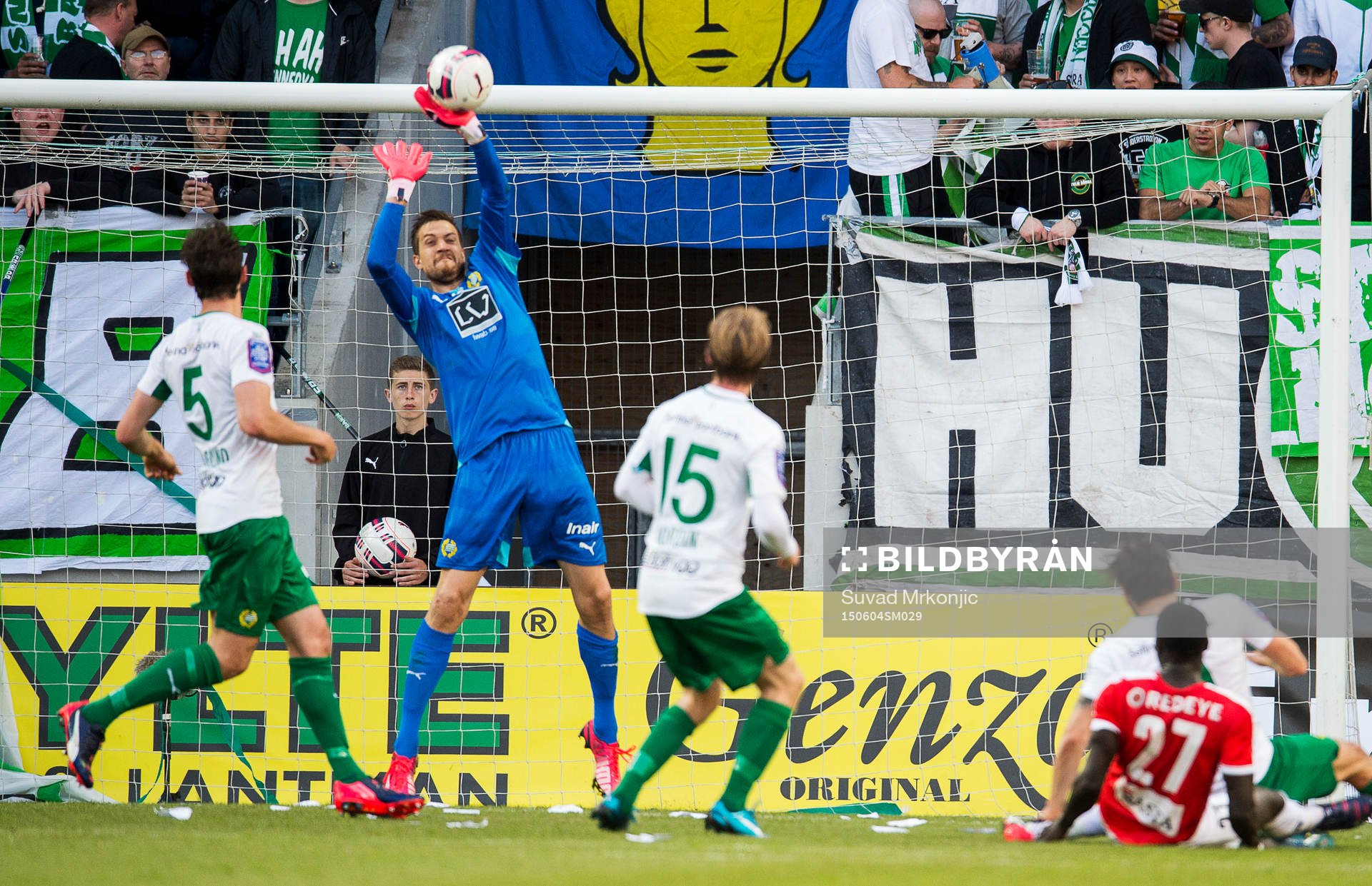 Hammarbys målvakt Tim Markström räddar ett skott från