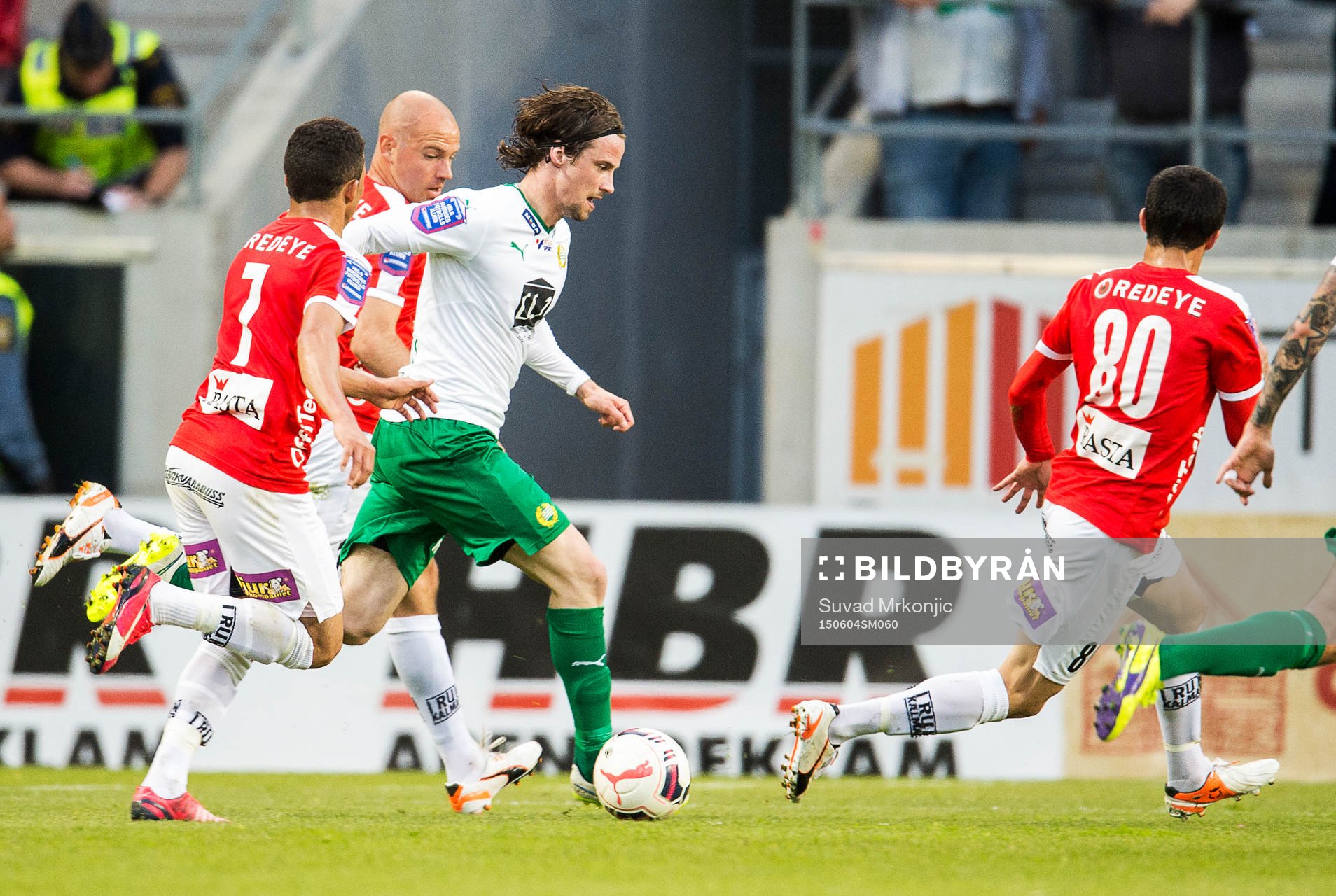 Hammarbys Linus Hallenius omgiven av Kalmars Ismael Silva