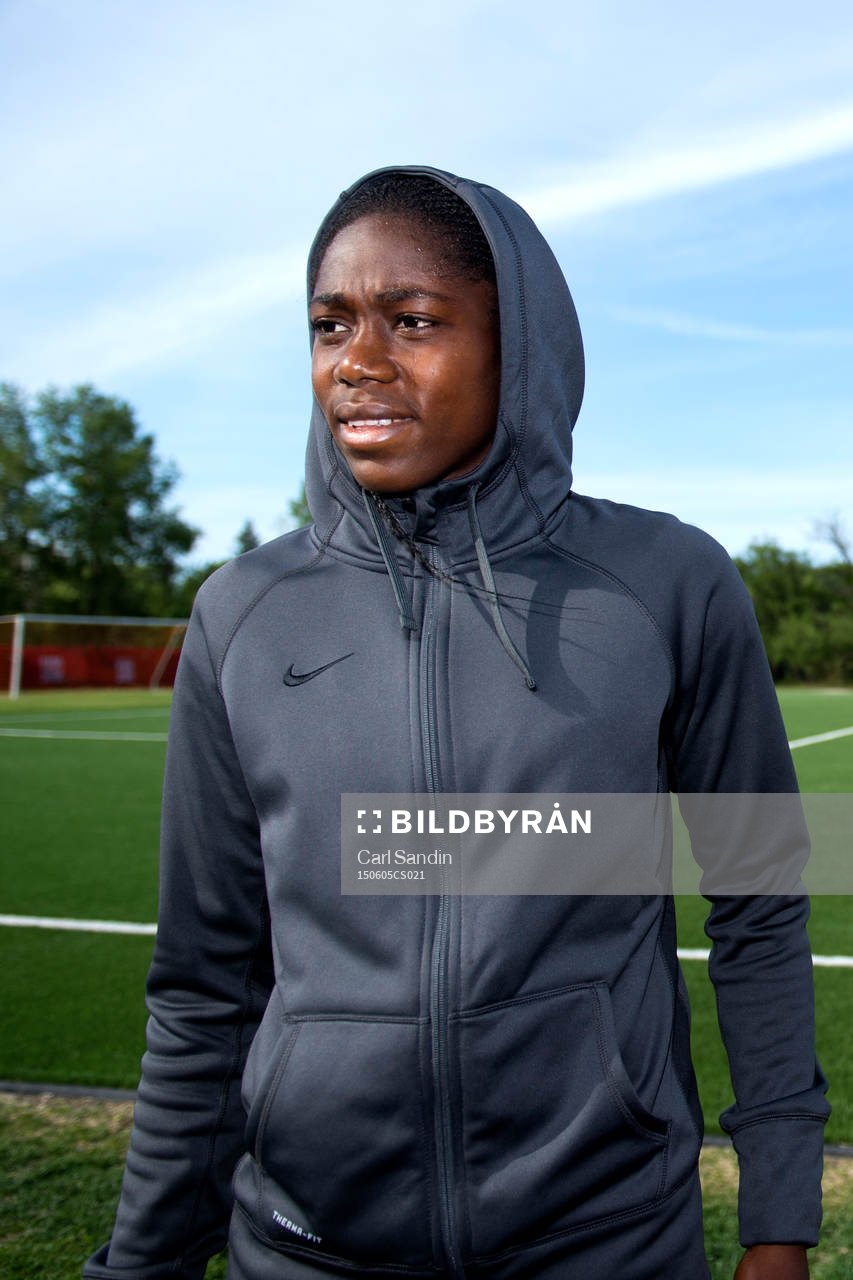Nigerias Asisat Oshoala bli intervjuad under en träning den 5 juni 2015 i Winnipeg.