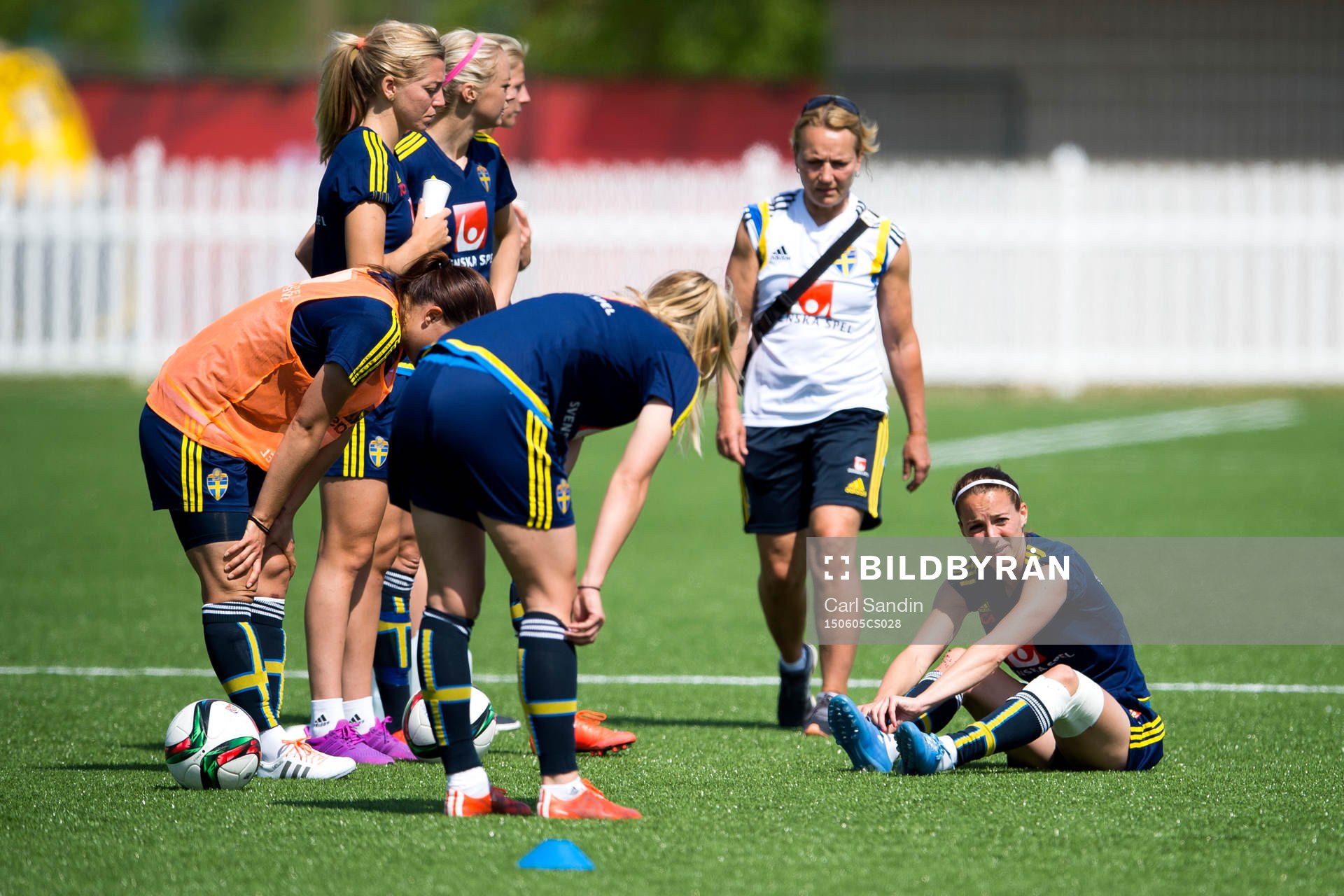 Sveriges sjukgymnast Annica Näsmark och Kosovare Asllani under en träning den 5 juni 2015 i Winnipeg.