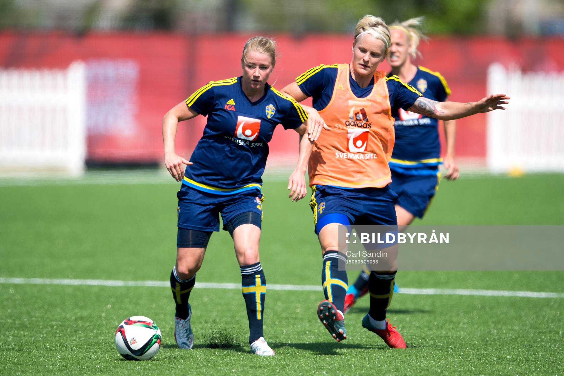 Sveriges Jenny Hjohlman och Nilla Fischer under en träning den 5 juni 2015 i Winnipeg.