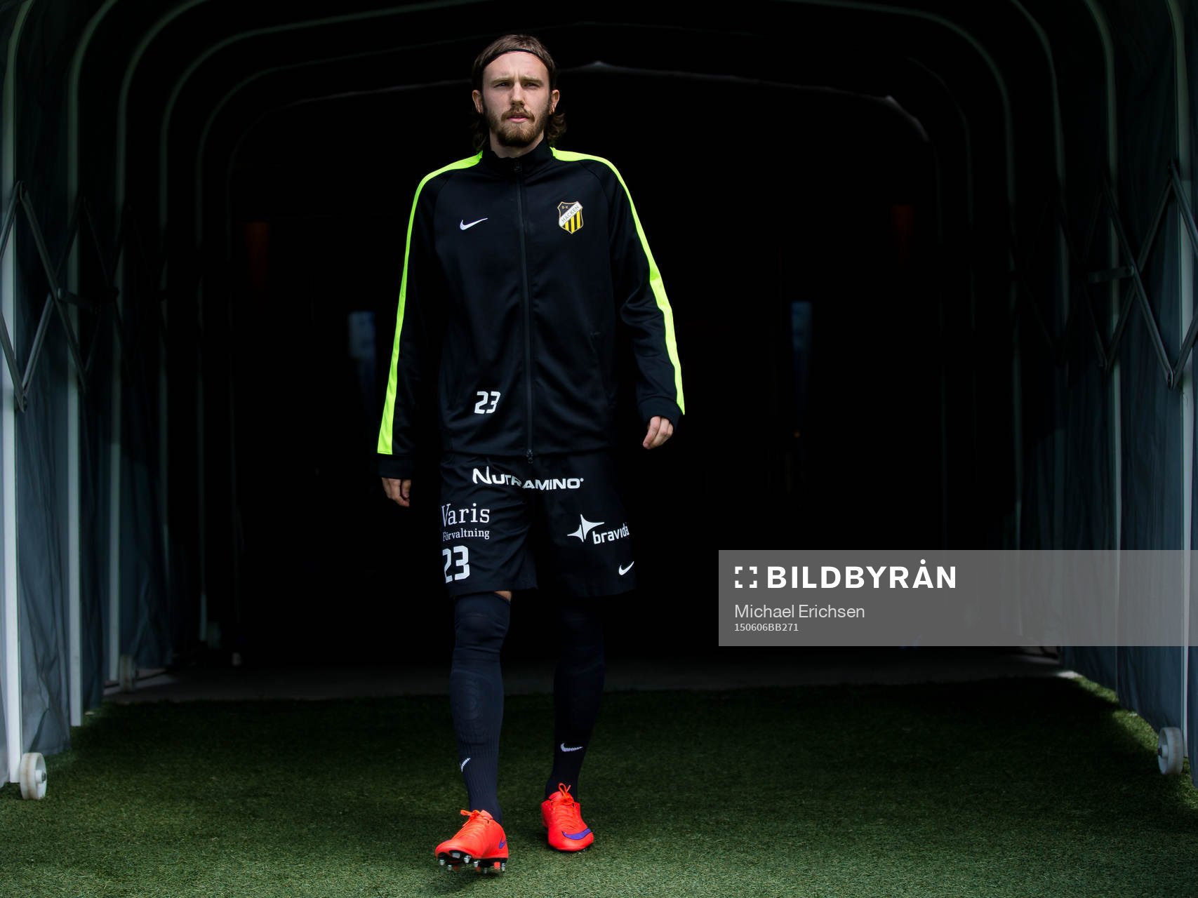 Häckens Simon Sandberg på väg in till uppvärmningen