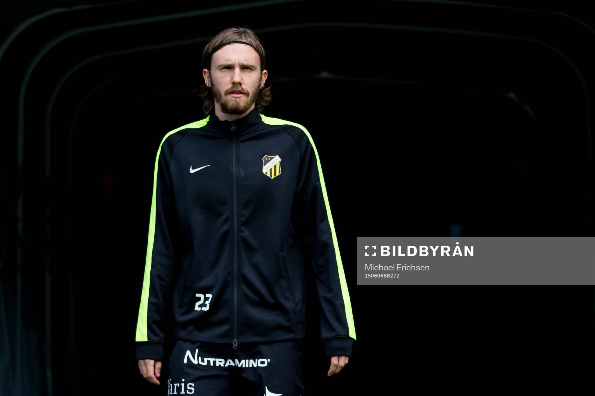 Häckens Simon Sandberg på väg in till uppvärmningen