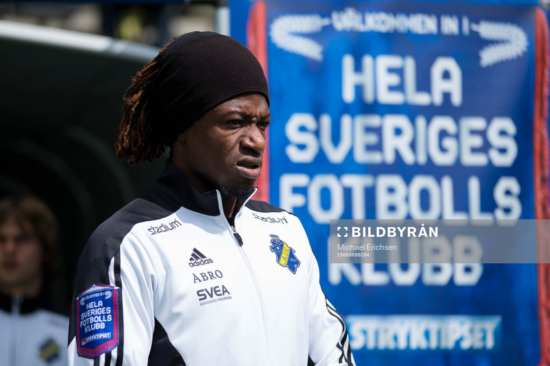 s Mohamed Bangura på väg in till uppvärmningen innan