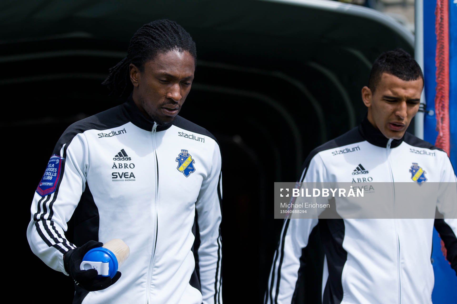 s Dickson Etuhu och Nabil Bahoui på väg in till