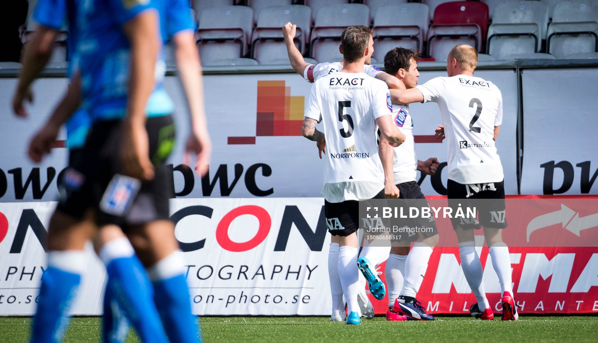 Örebros Nordin Gerzic gör 1-0 på frispark och jublar