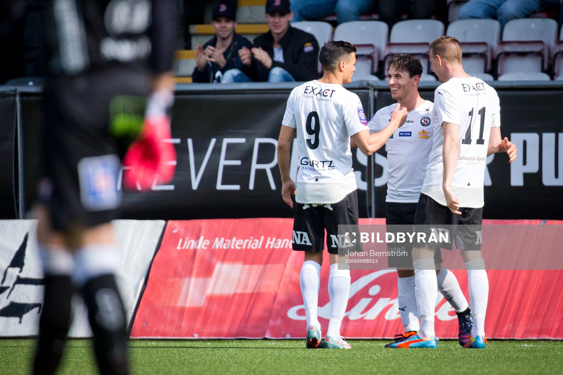 Örebros Nordin Gerzic gör 1-0 på frispark och jublar med