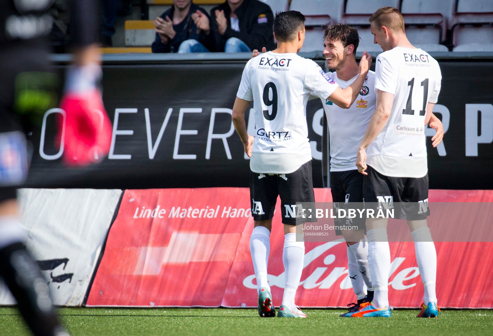 Örebros Nordin Gerzic gör 1-0 på frispark och jublar med