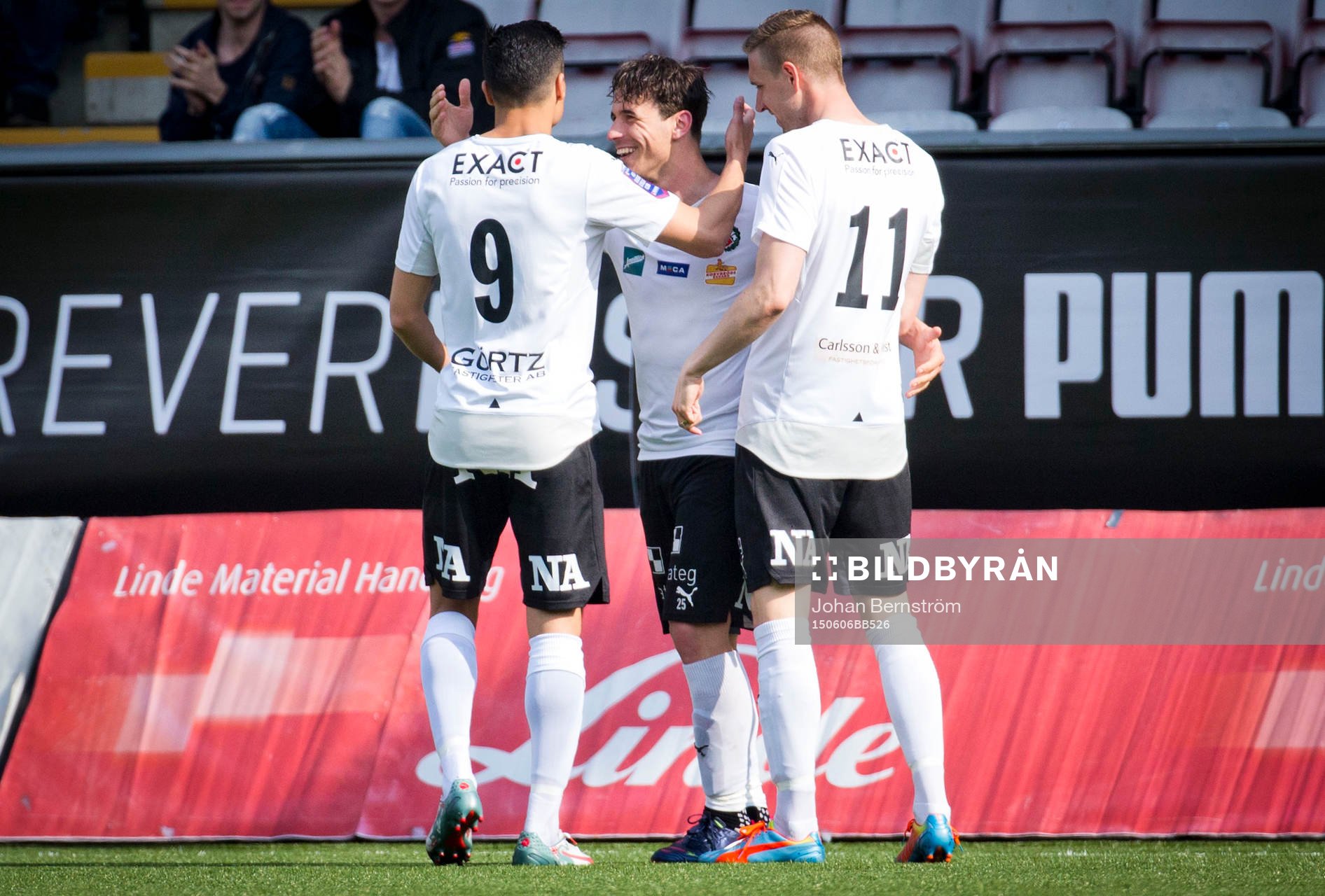 Örebros Nordin Gerzic gör 1-0 på frispark och jublar med