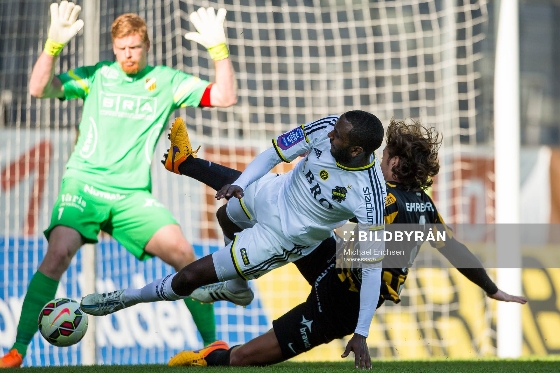 Häckens Diego Lugano styr undan bollen från AIK:s Henok Goitom under fotbollsmatchen i Allsvenskan mellan Häcken och AIK den 6 juni 2015 i Göteborg.