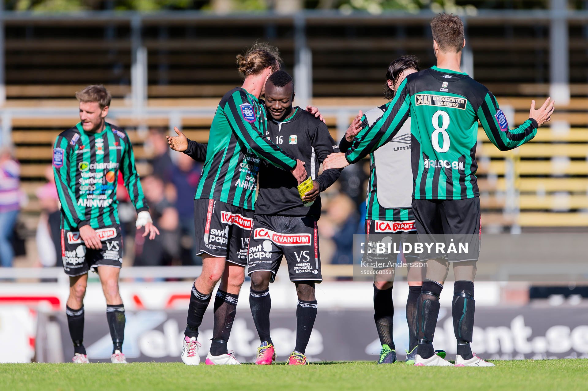 Varbergs Thomas Boakye kramas om utav Thommie Persson efter fotbollsmatchen i Superettan mellan Varberg och Östersund den 6 juni 2015 i Varberg.