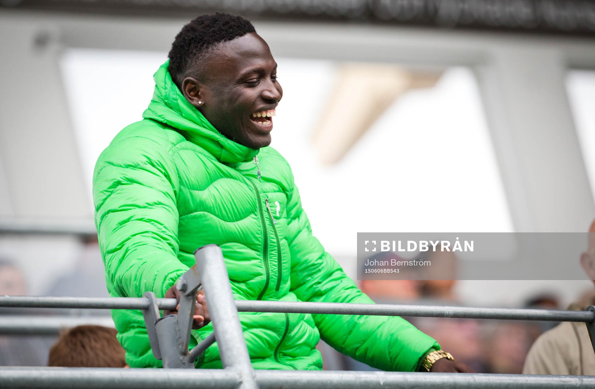 Örebro långtidskadade Alhassan Kamara skrattar