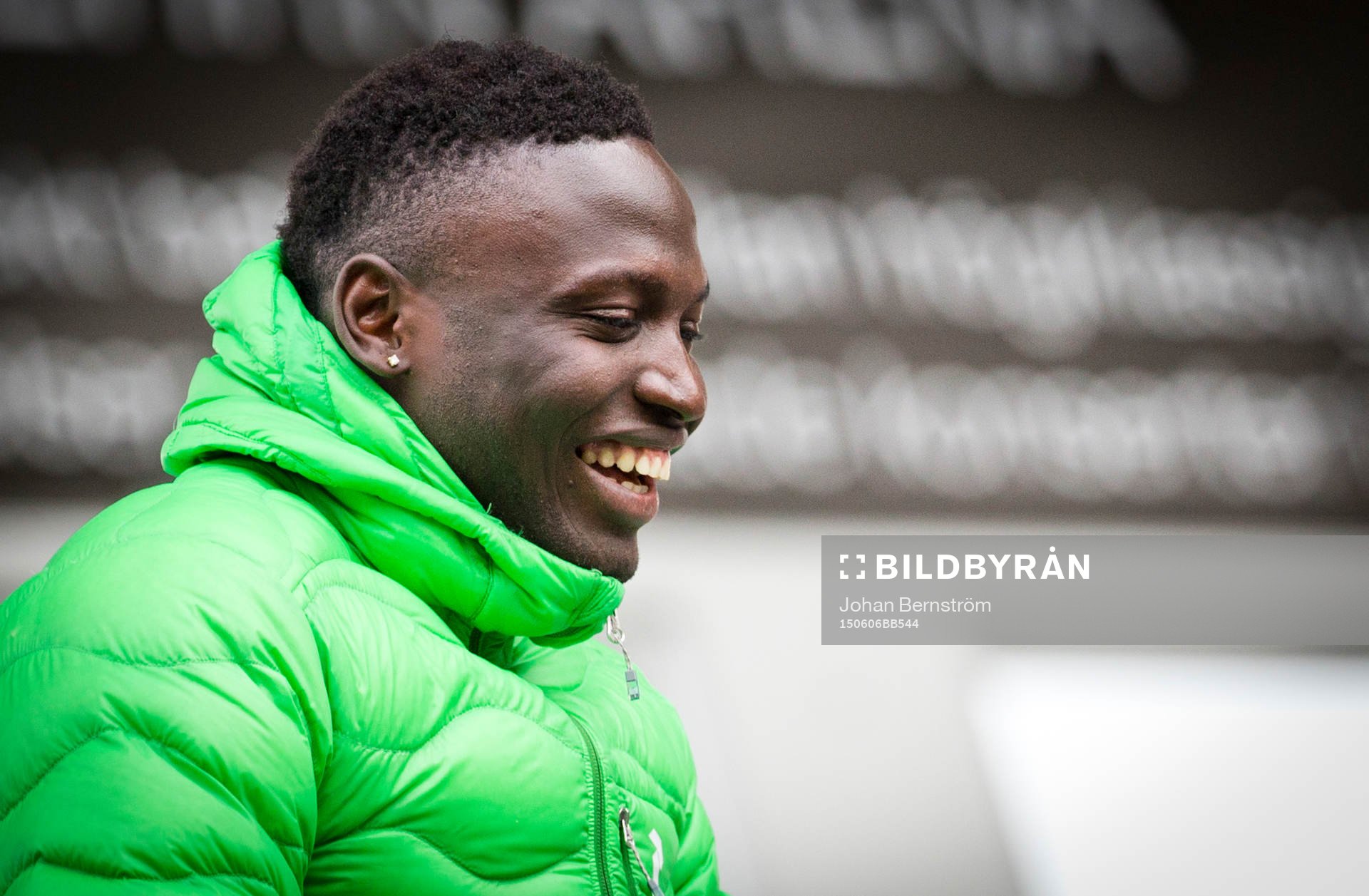 Örebro långtidskadade Alhassan Kamara skrattar