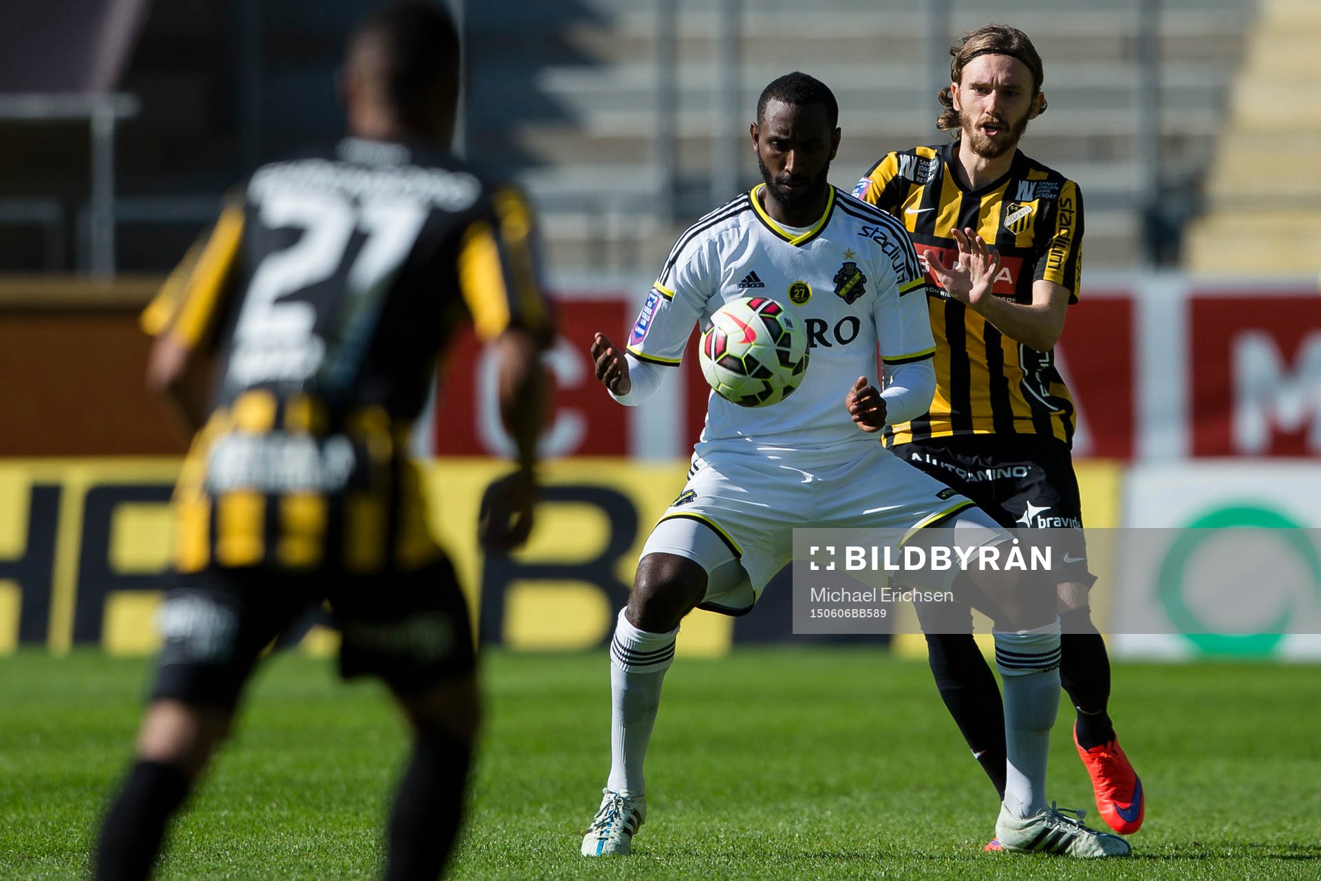 AIK:s Henok Goitom i kamp med Häckens Simon Sandberg under fotbollsmatchen i Allsvenskan mellan Häcken och AIK den 6 juni 2015 i Göteborg.