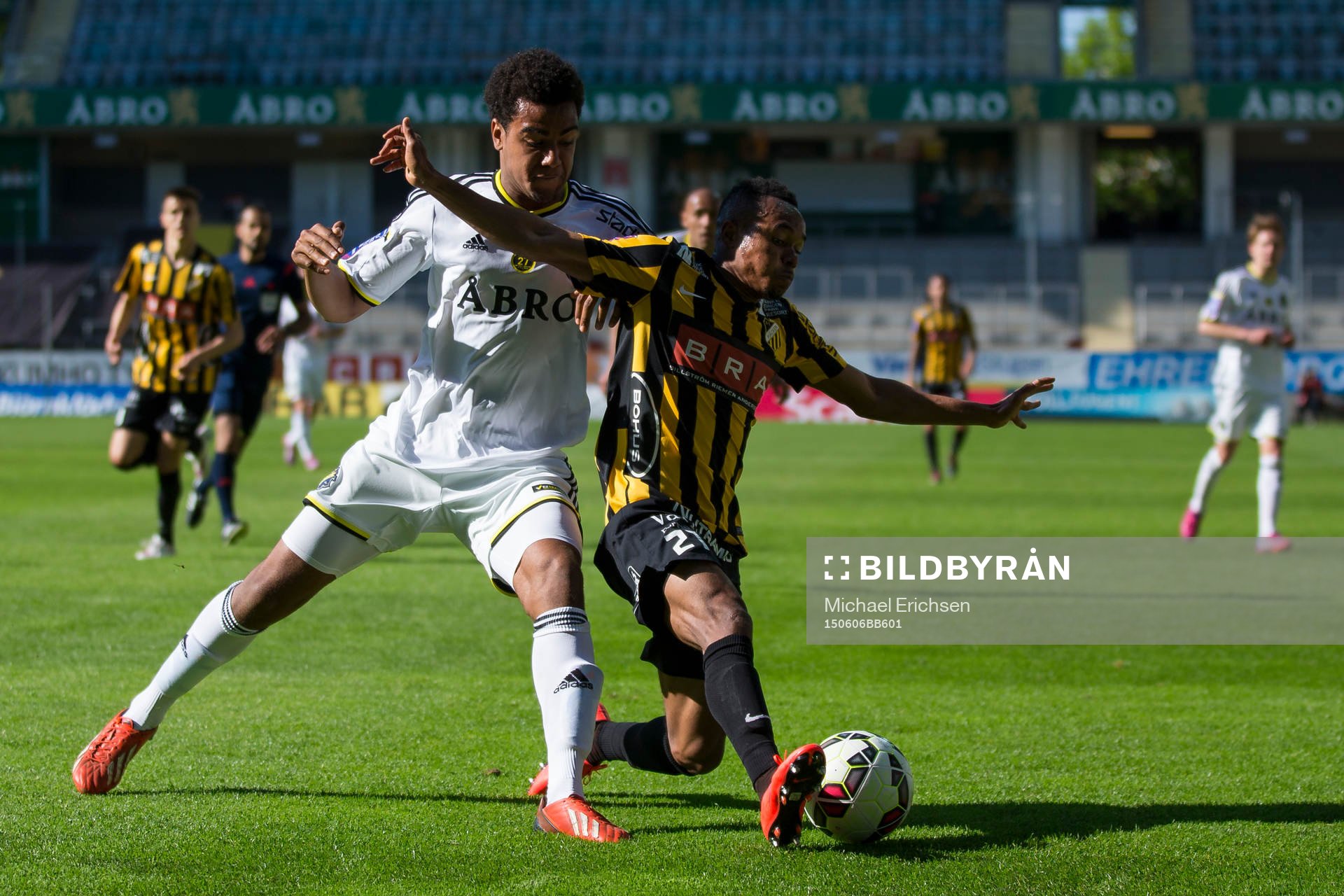 AIK:s Noah Sonko Sundberg tacklar Häckens Nasiru Mohammed under fotbollsmatchen i Allsvenskan mellan Häcken och AIK den 6 juni 2015 i Göteborg.