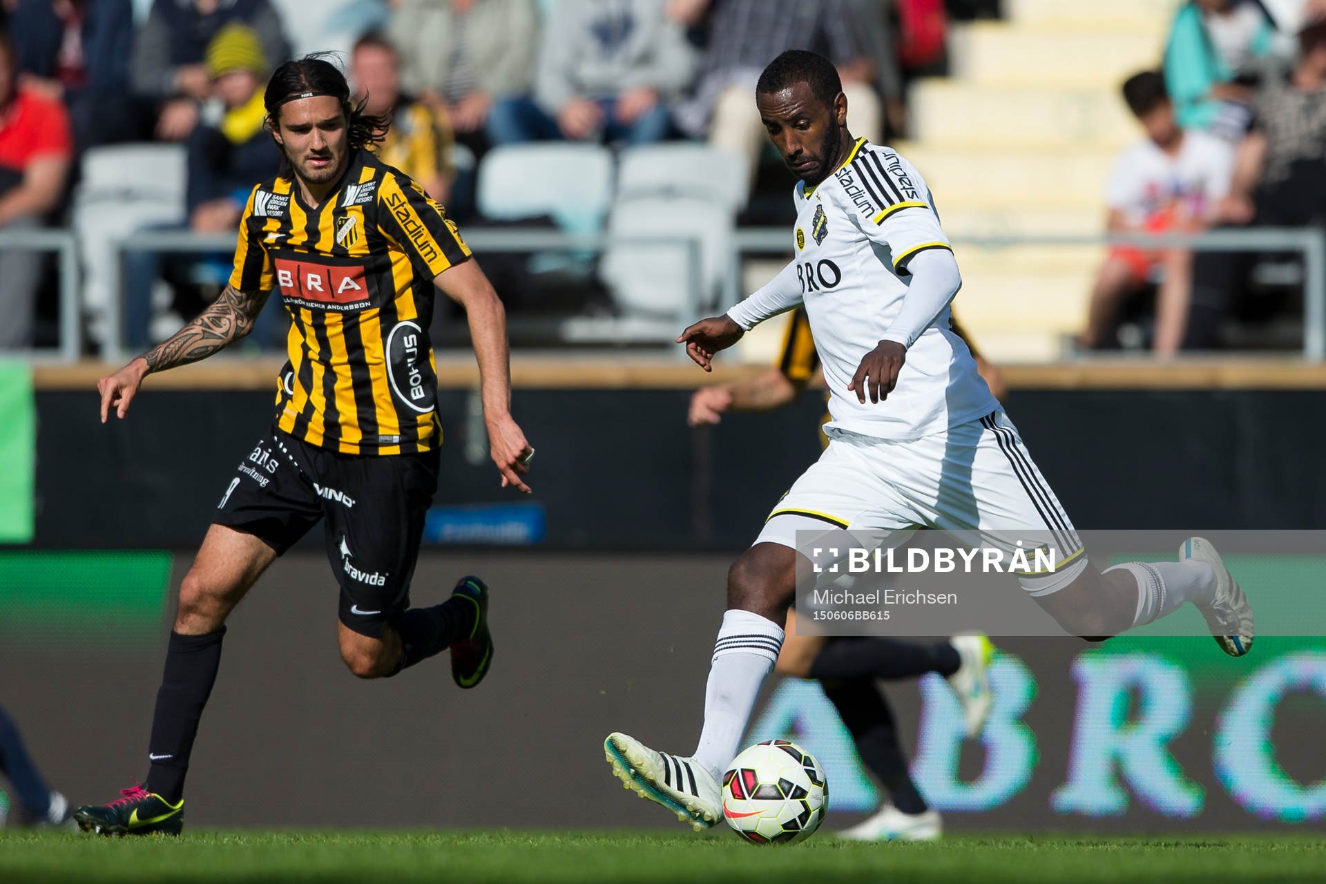 AIK:s Henok Goitom skjuter ett skott före Häckens Leonard Zuta under fotbollsmatchen i Allsvenskan mellan Häcken och AIK den 6 juni 2015 i Göteborg.