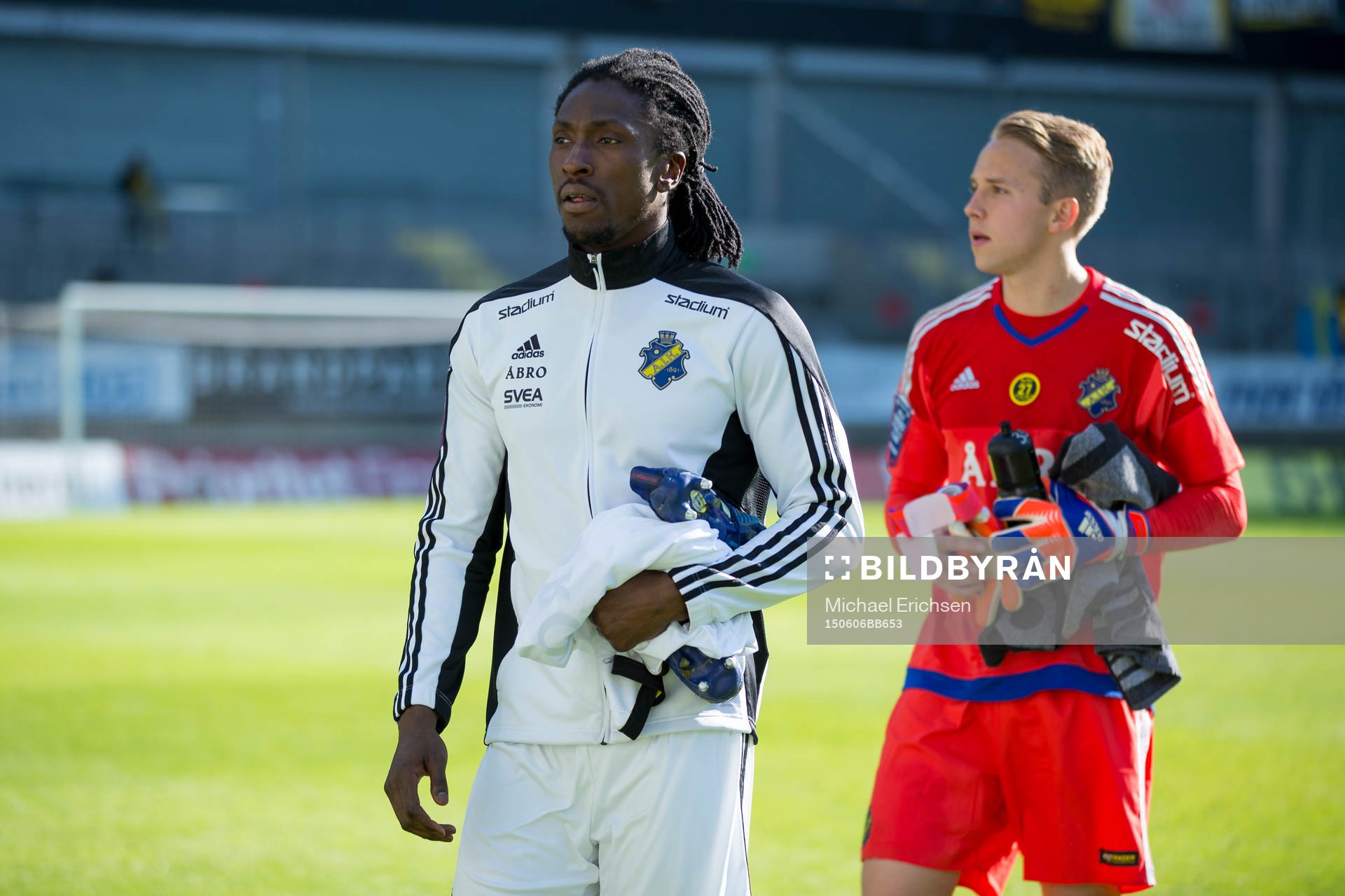 AIK:s Dickson Etuhu och målvakt Patrik Carlgren efter fotbollsmatchen i Allsvenskan mellan Häcken och AIK den 6 juni 2015 i Göteborg.