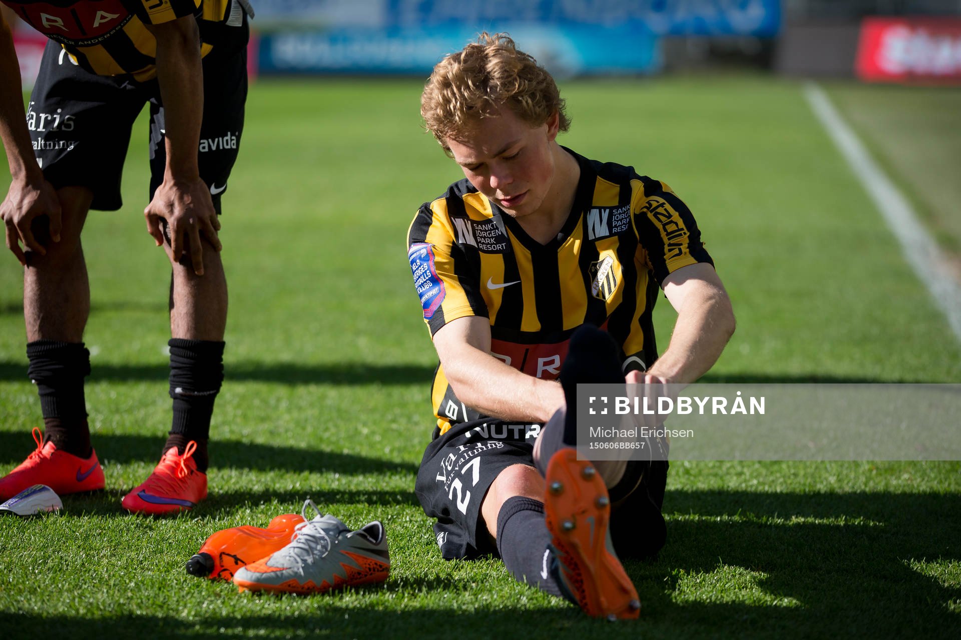 Häckens Joel Andersson med inlindad fot efter fotbollsmatchen i Allsvenskan mellan Häcken och AIK den 6 juni 2015 i Göteborg.