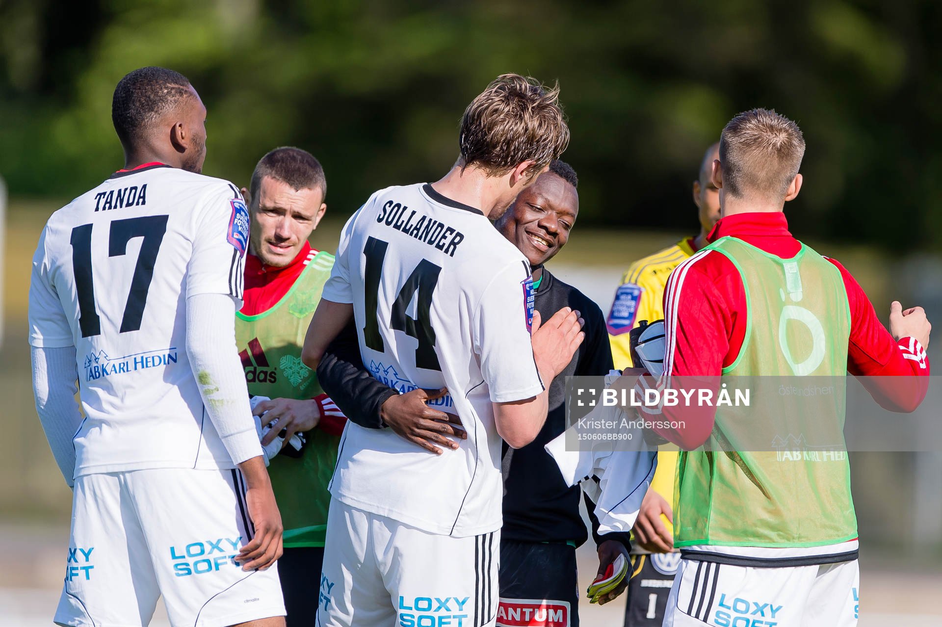 Varbergs Thomas Boakye gratuleras av Östersunds Bobo